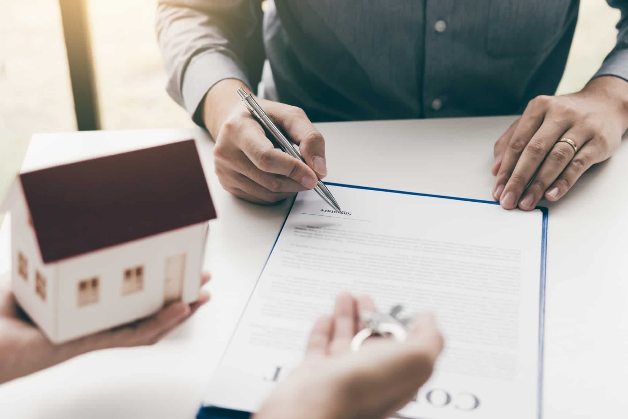 Homem assina um contrato de arrendamento de uma casa e conhece os direitos e deveres dos inquilinos