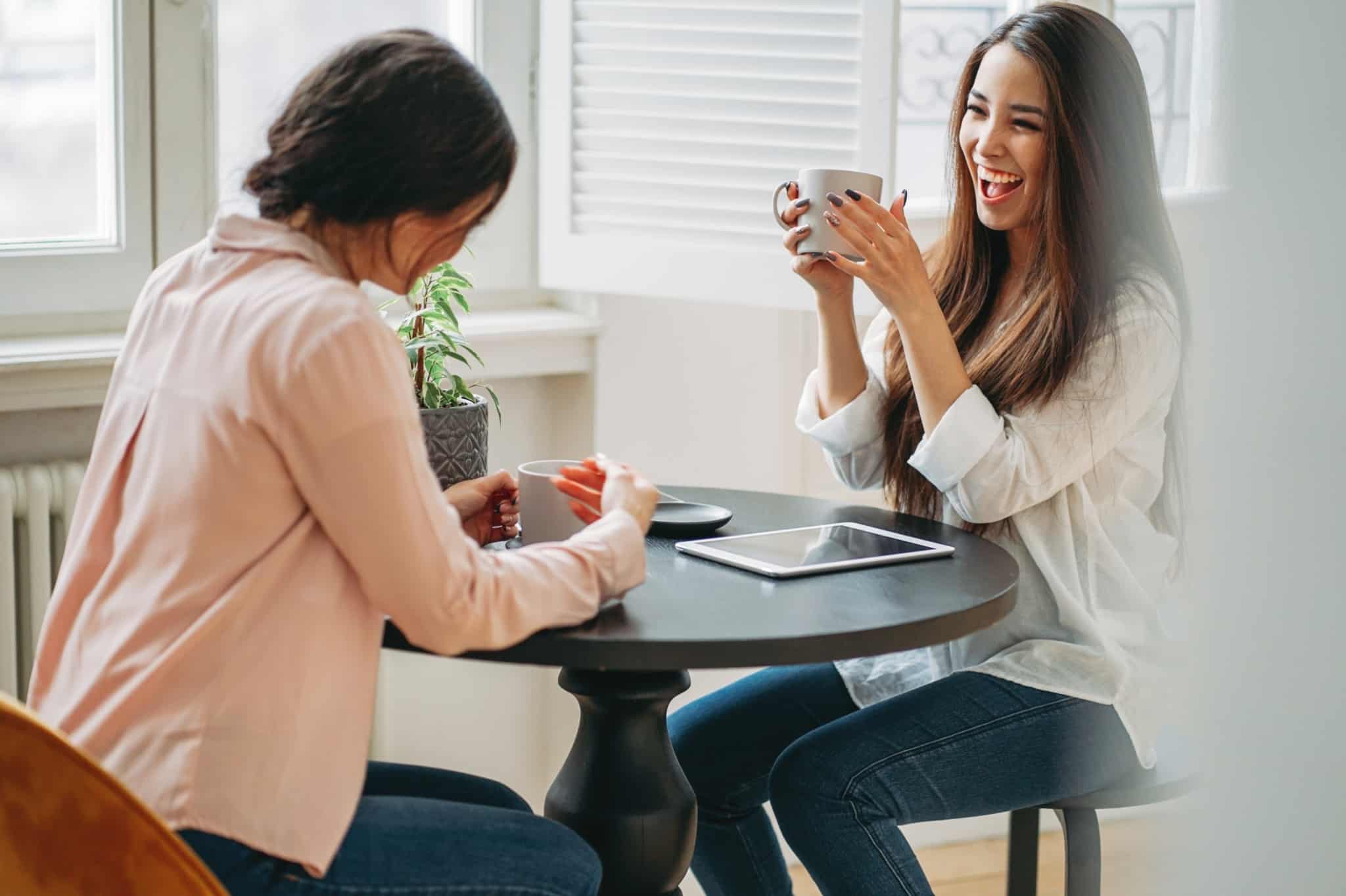 duas mulheres em co-living a partilhar a cozinha