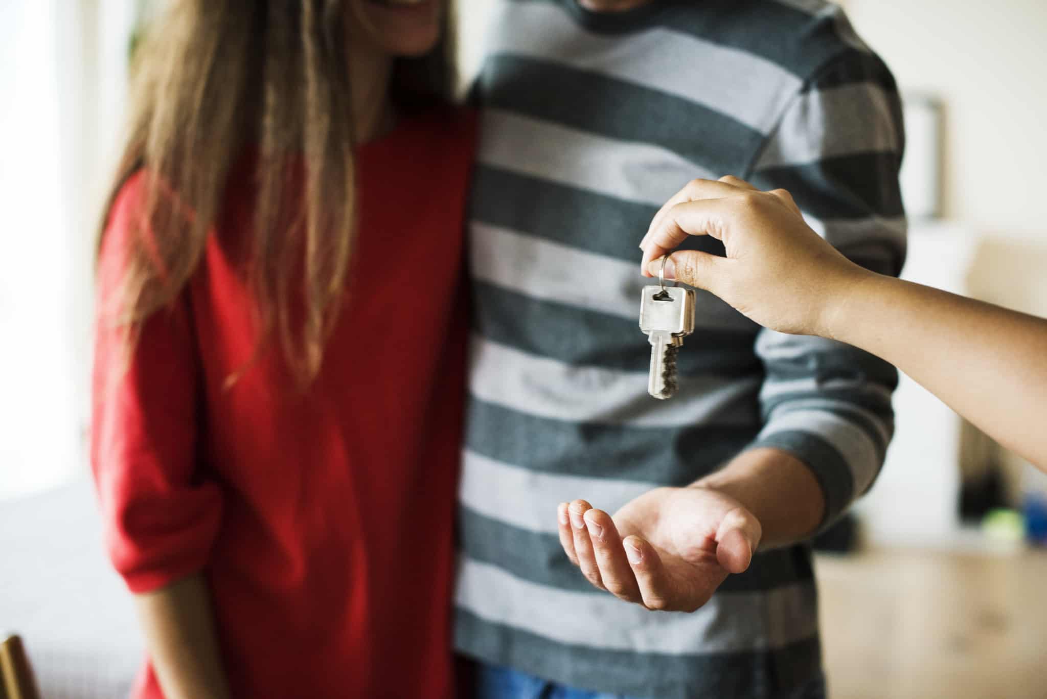 Casal recebe uma chave de casa