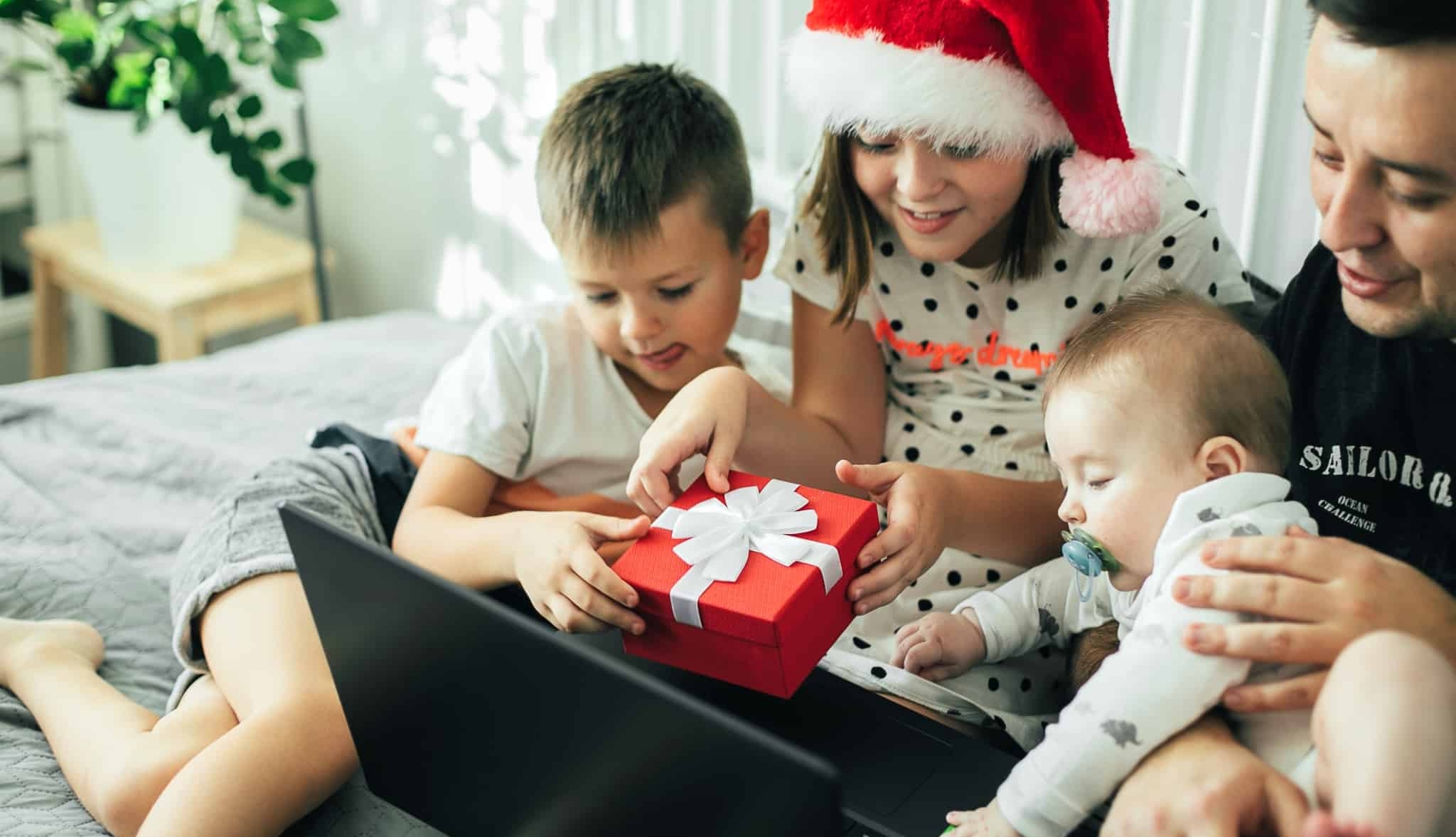 familia em frente a um computador com uma prenda de natal