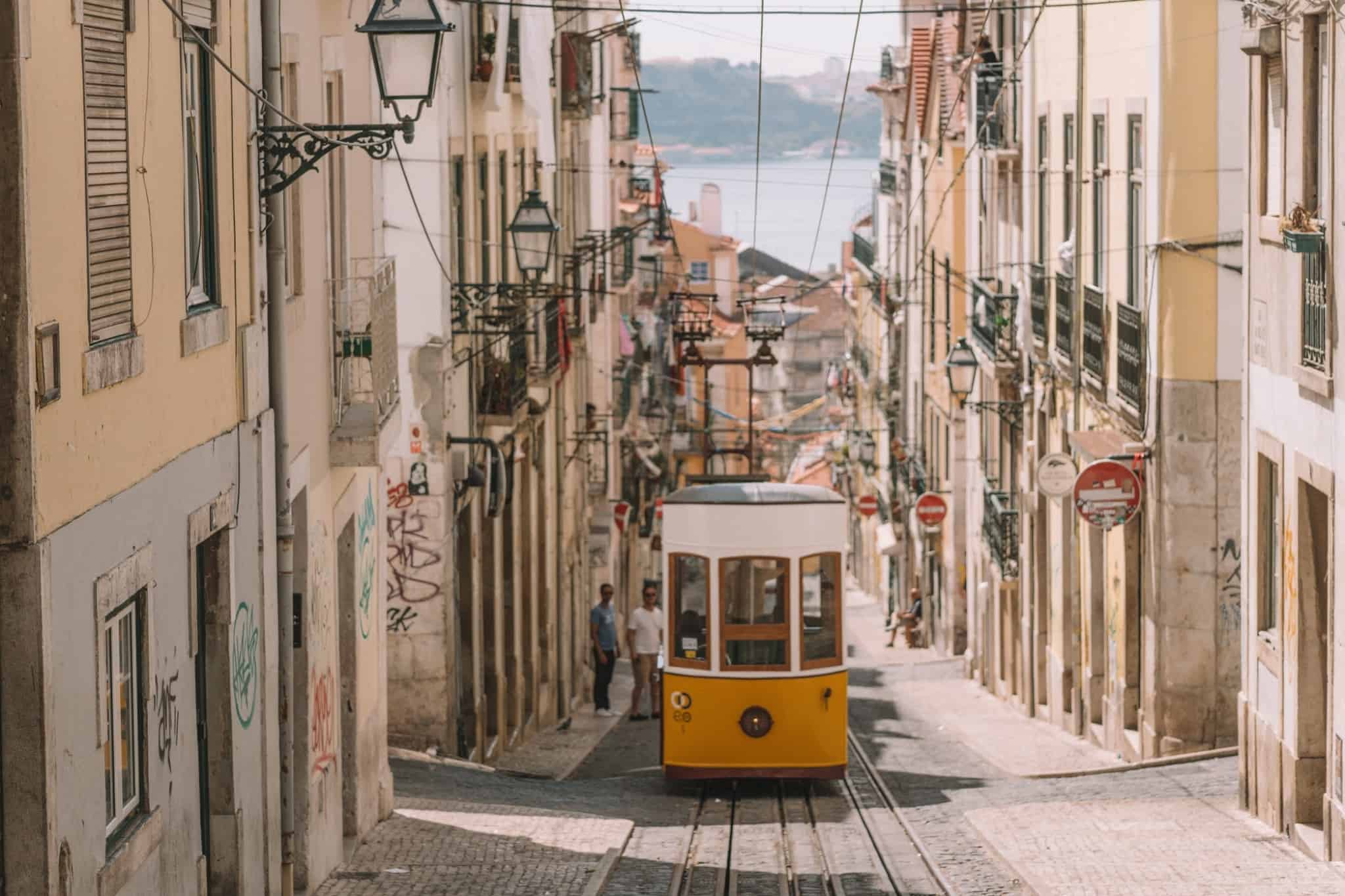 Elétrico sobe uma rua de lisboa