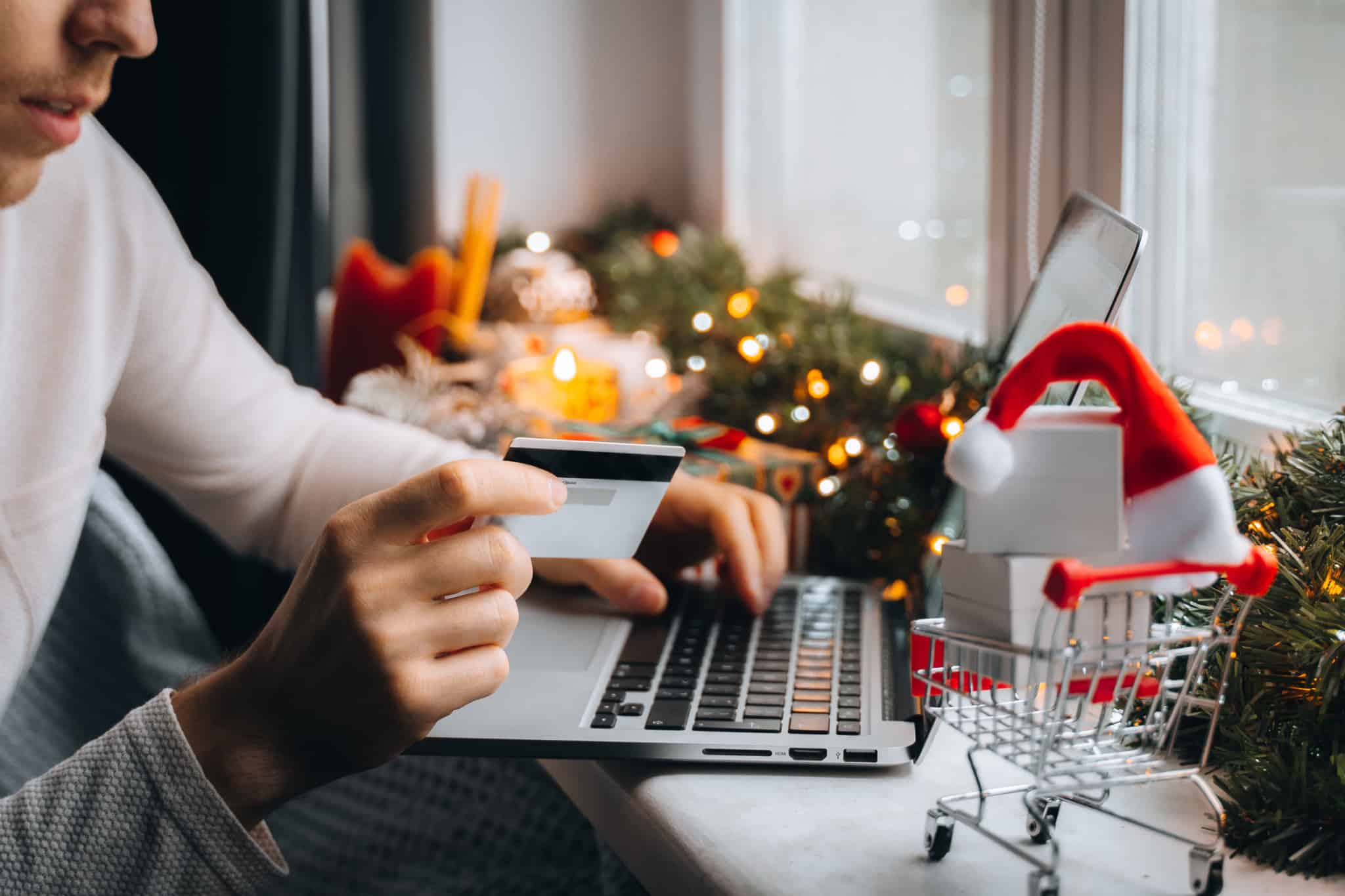 Pessoa a comprar compras de natal na internet