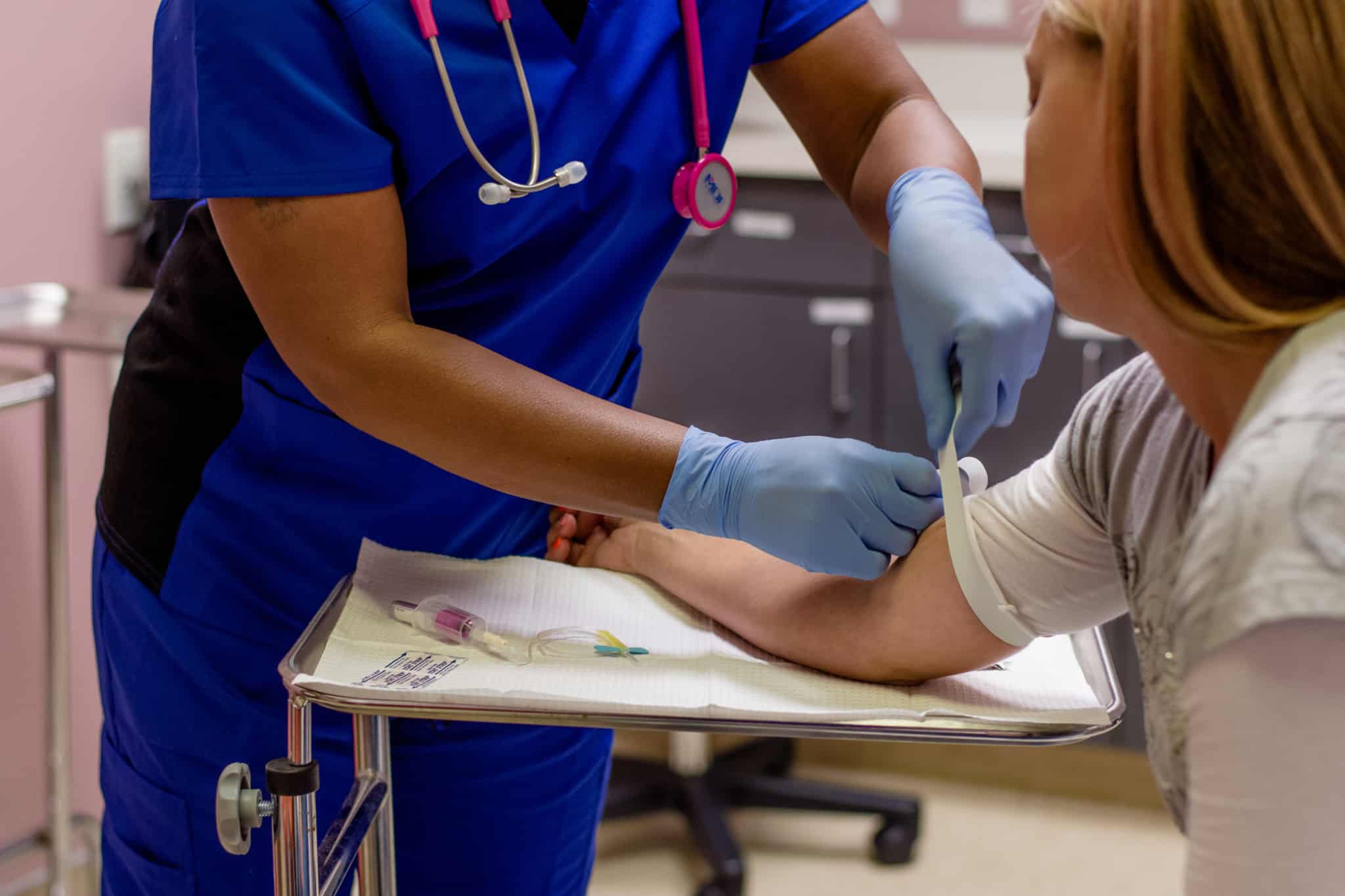 enfermeira tira sangue de uma paciente