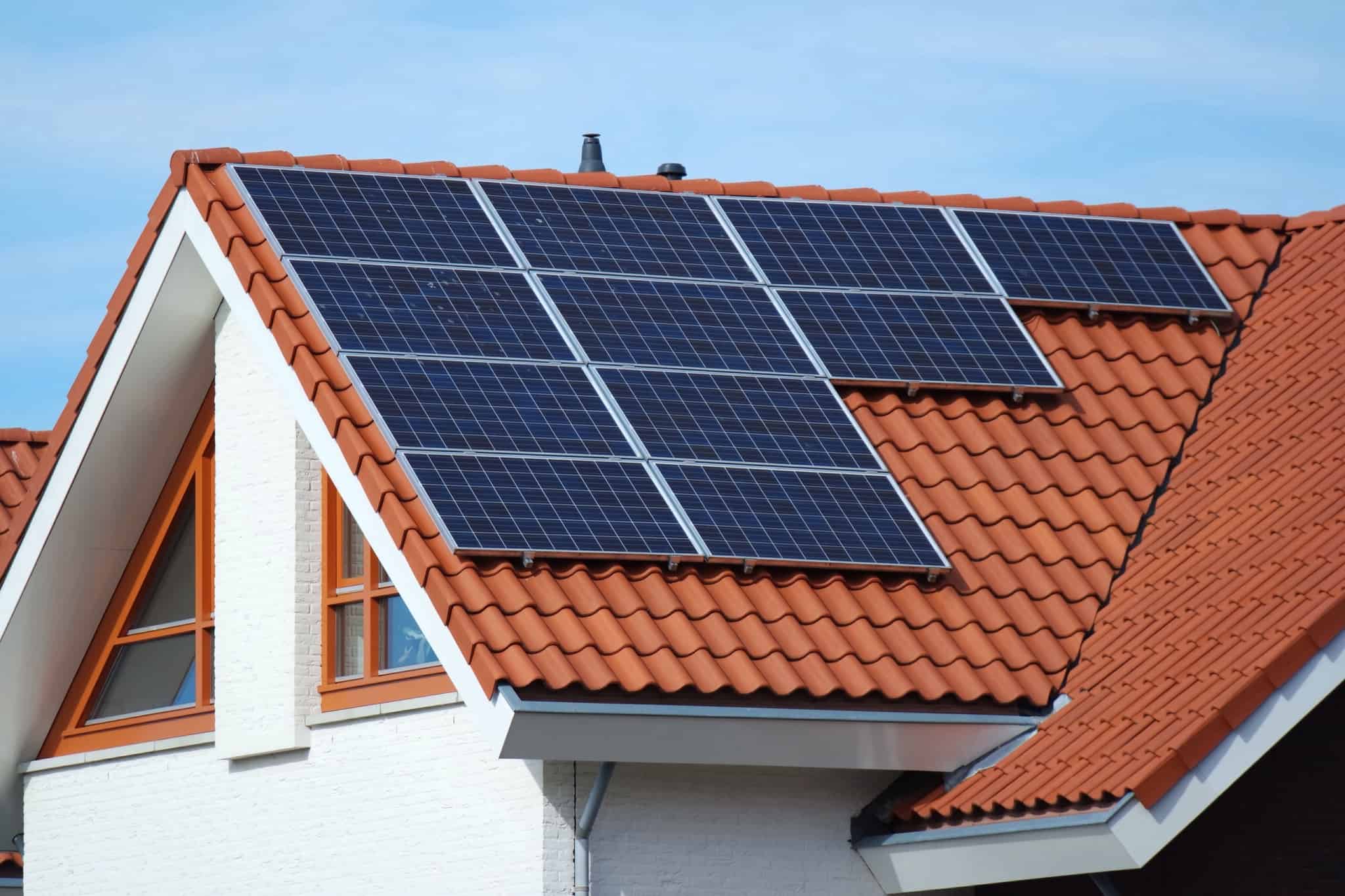 casa com painéis solares