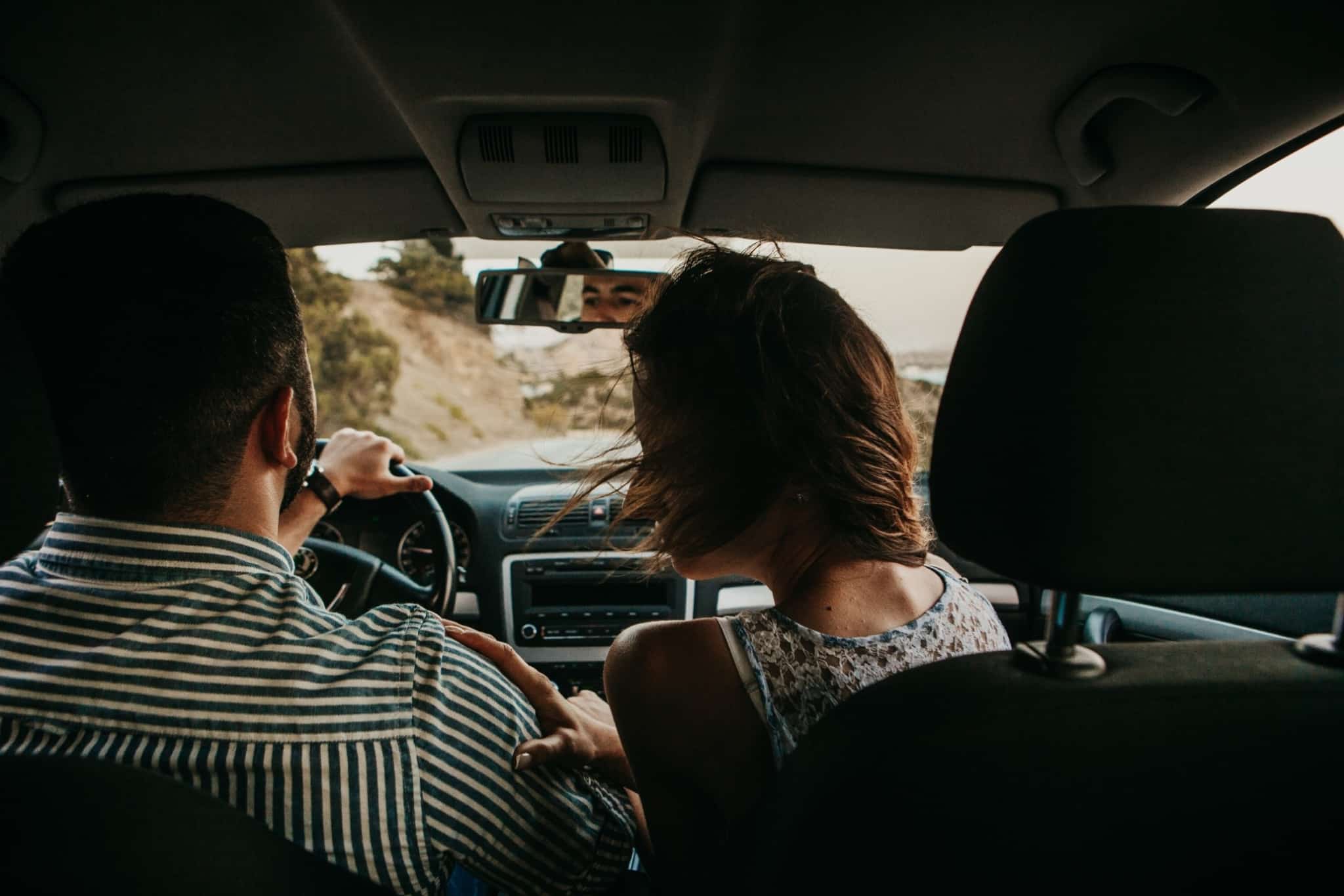 Casal em viagem de carro