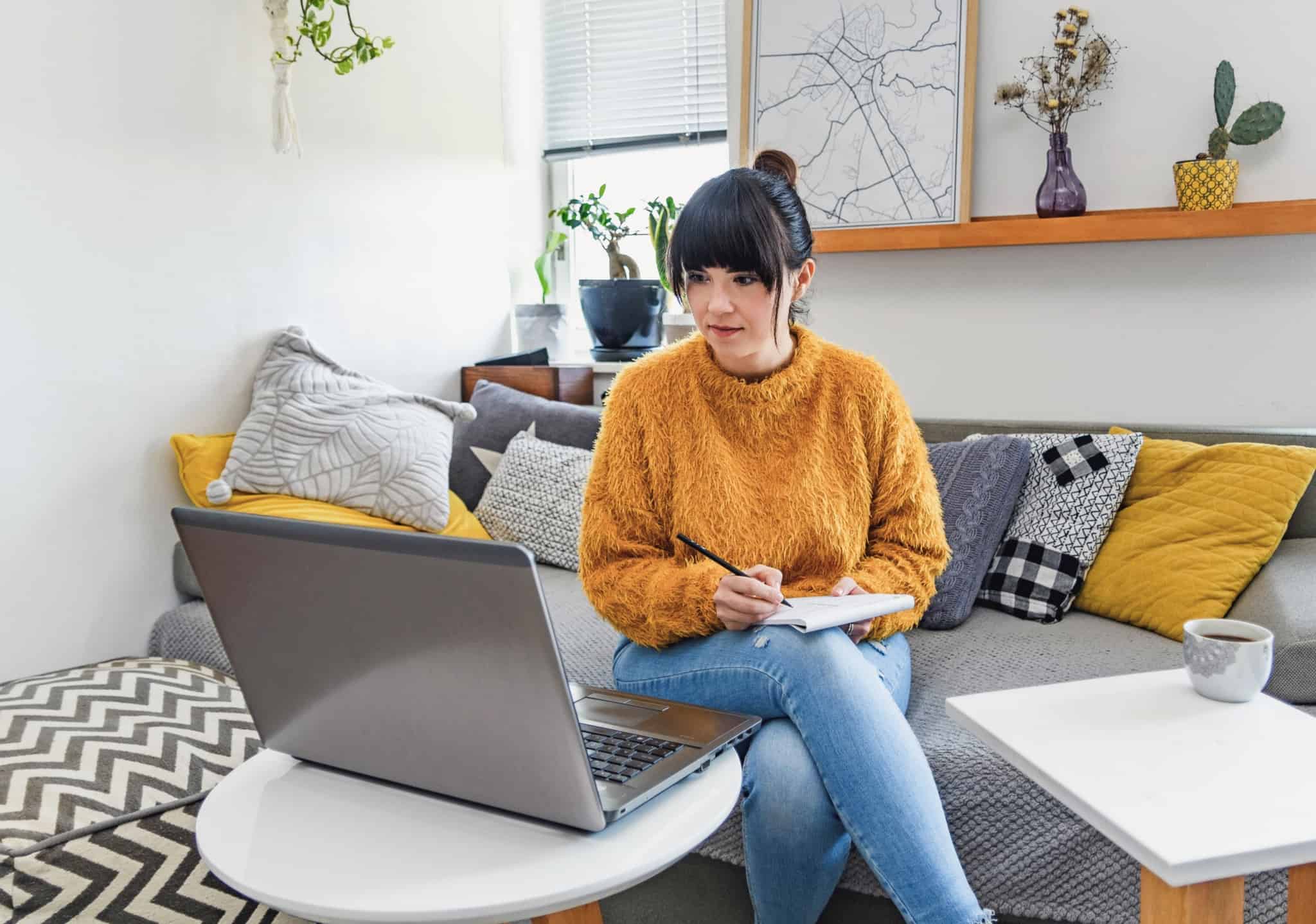 teletrabalho mulher a trabalhar no sofá
