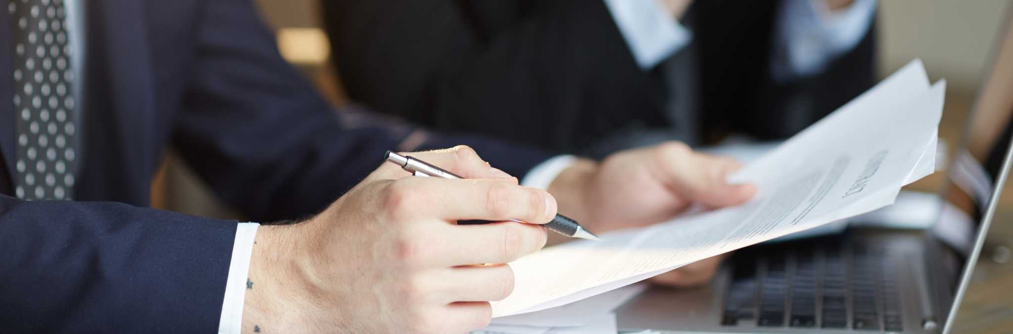 dois homens a analisarem um contrato de trabalho