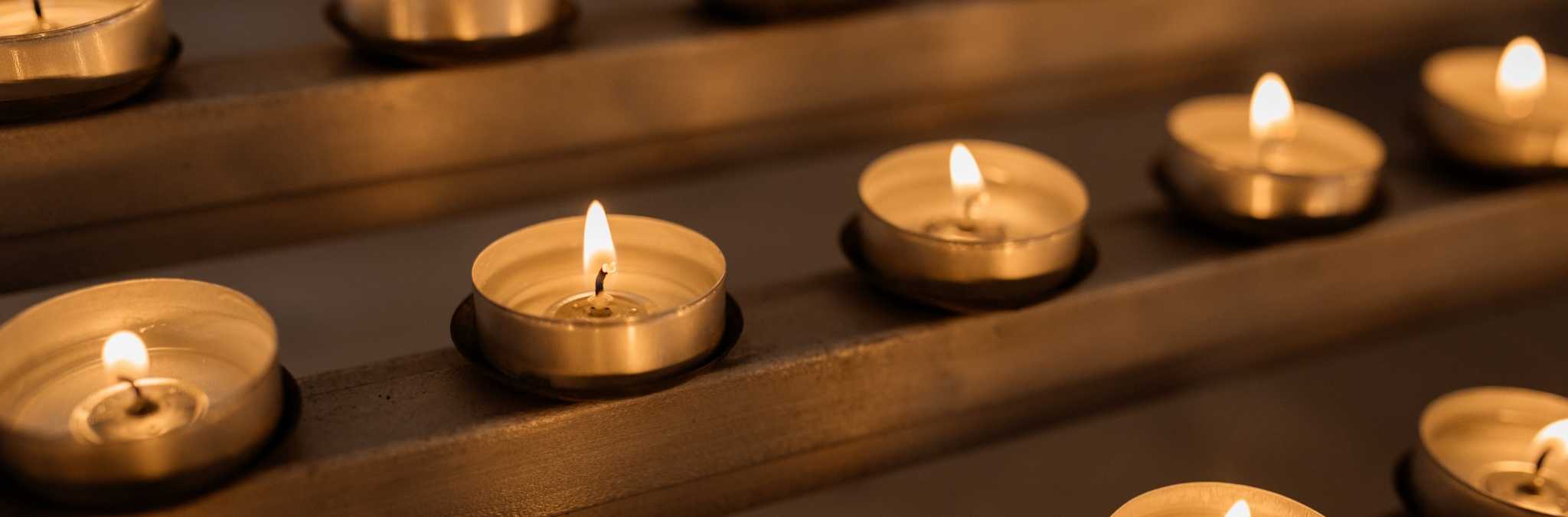 conjunto de velas acesas