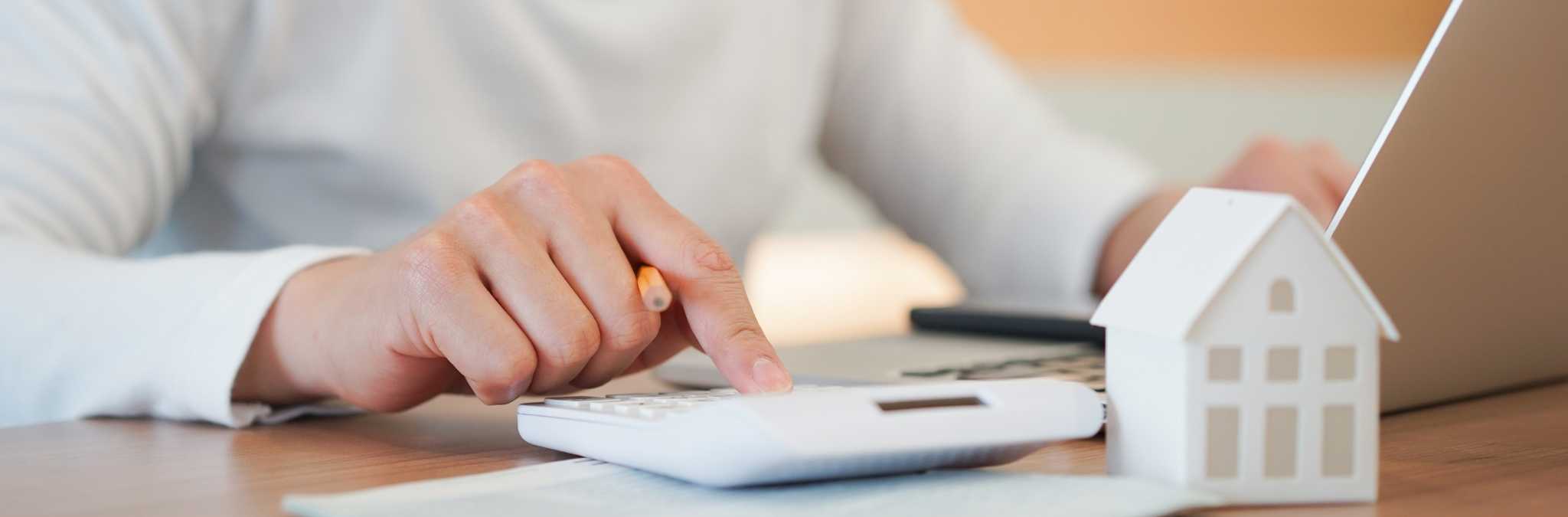 pessoa a fazer contas na calculadora