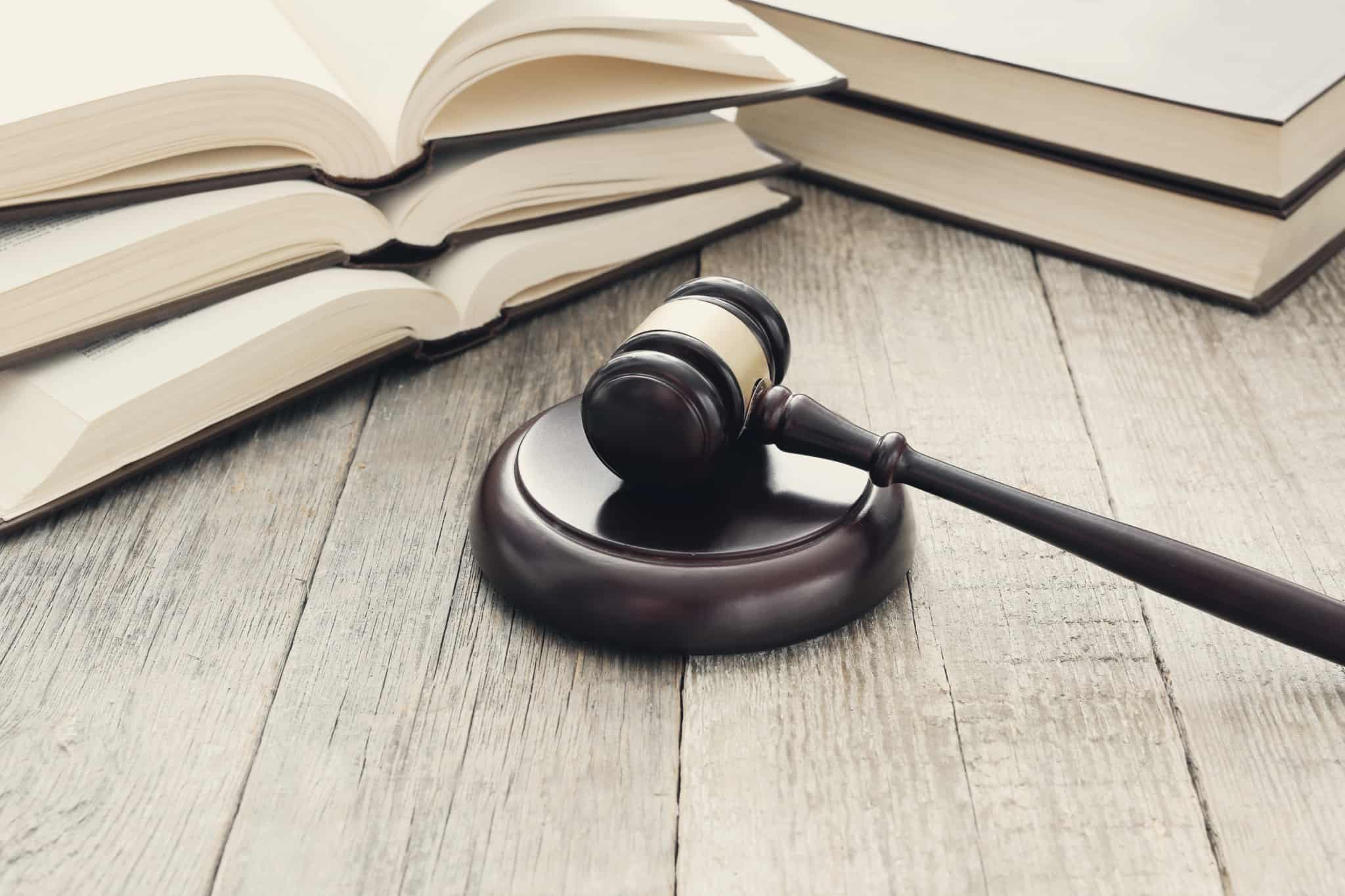 Justiça representada por um martelo, usado pelos juízes mas audiências