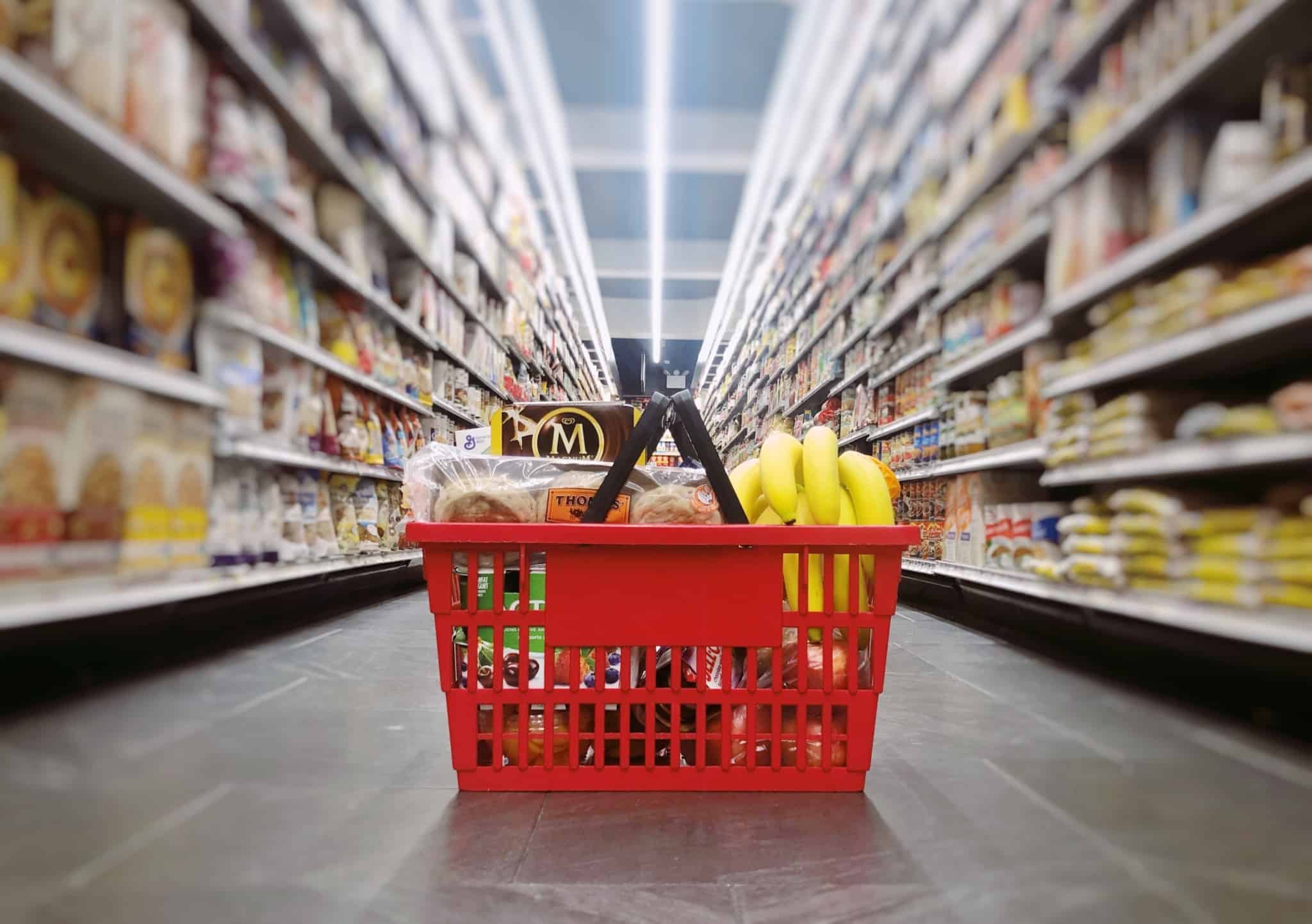 poupar no supermercado cesto de compras