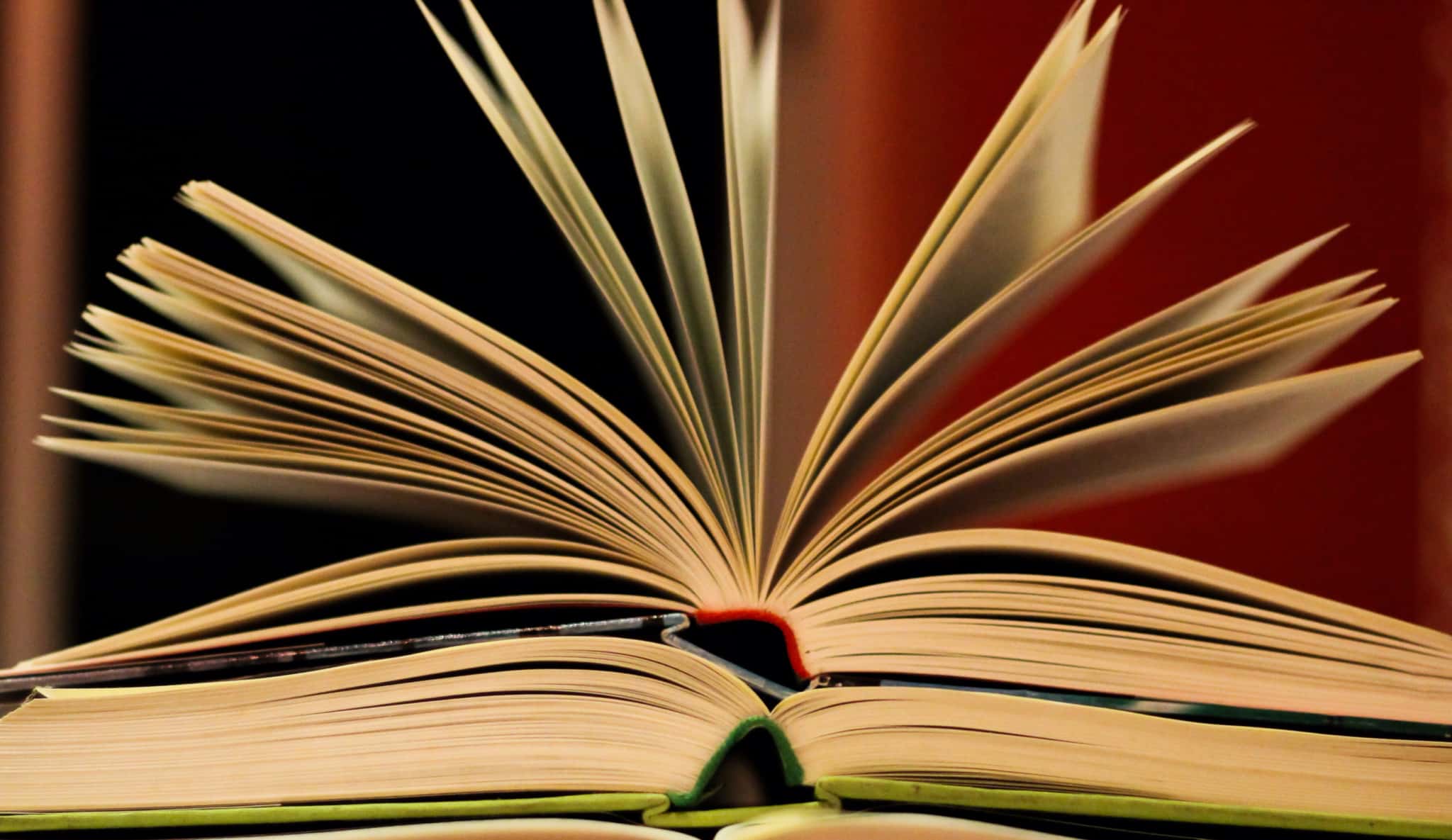 Livro aberto sobre uma mesa