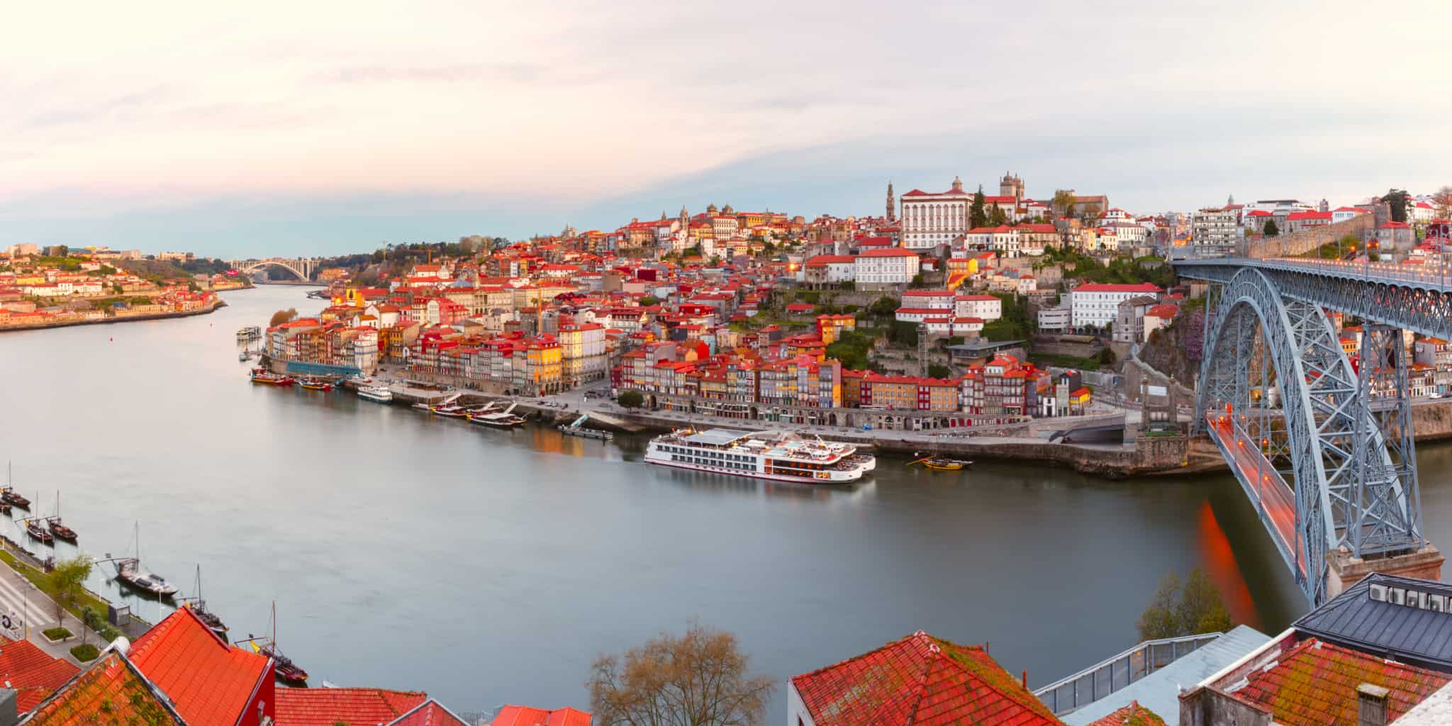 Vista da parte antiga da cidade do Porto, com o rio Douro no horizonte