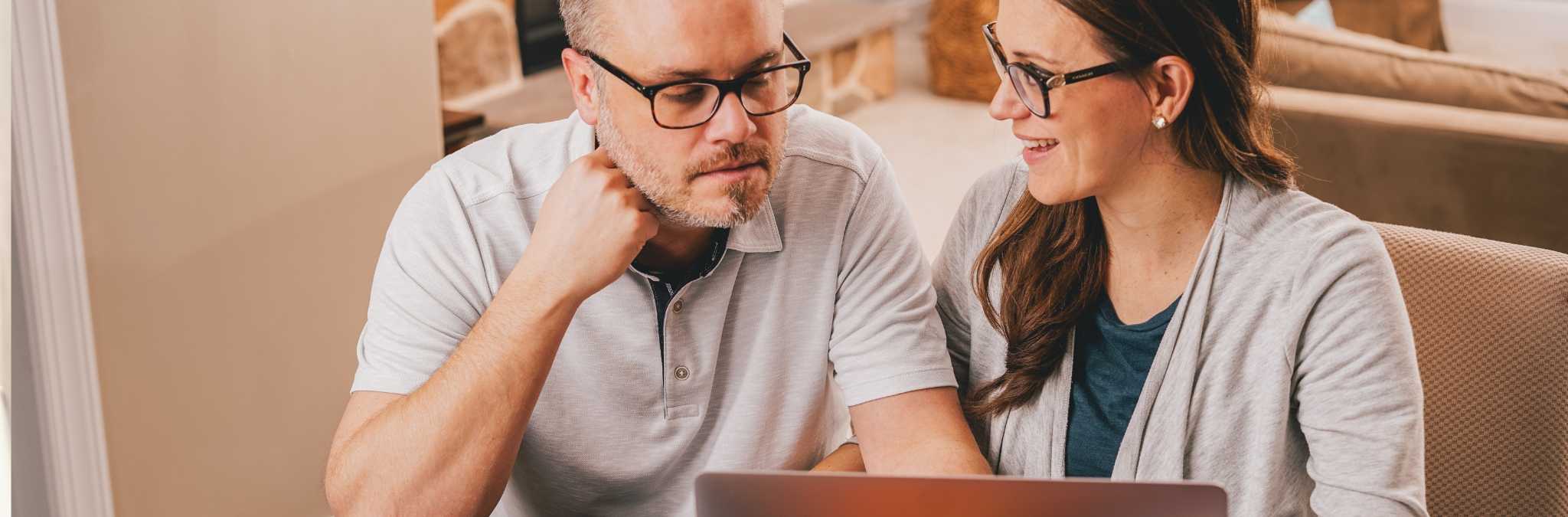 casal a trabalhar ao computador