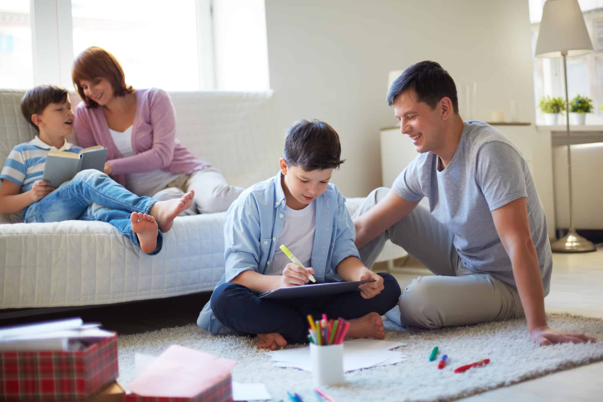 Um casal a brincar com os seus dois filhos dentro de casa