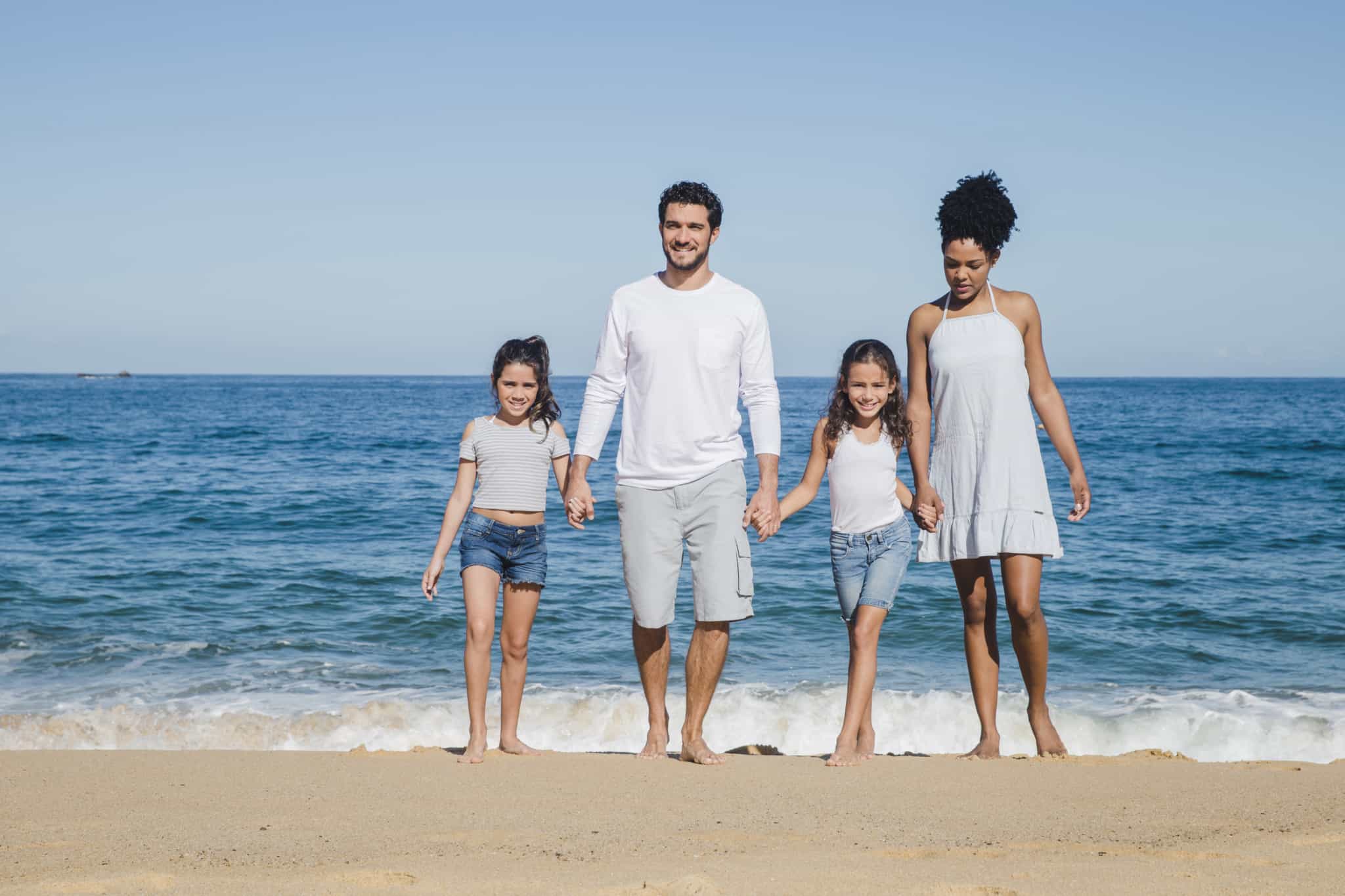 família a passear na praia
