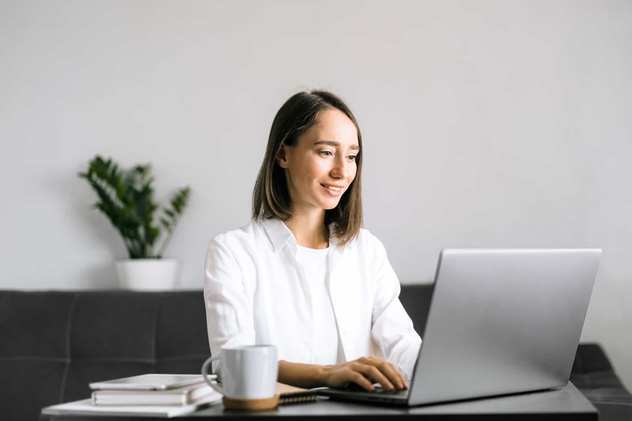 mulher jovem a trabalhar ao computador