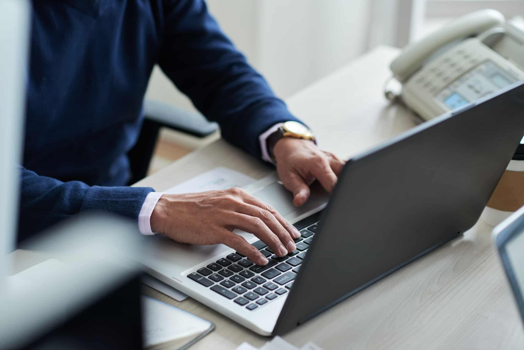 homem está a trabalhar num computador portátil