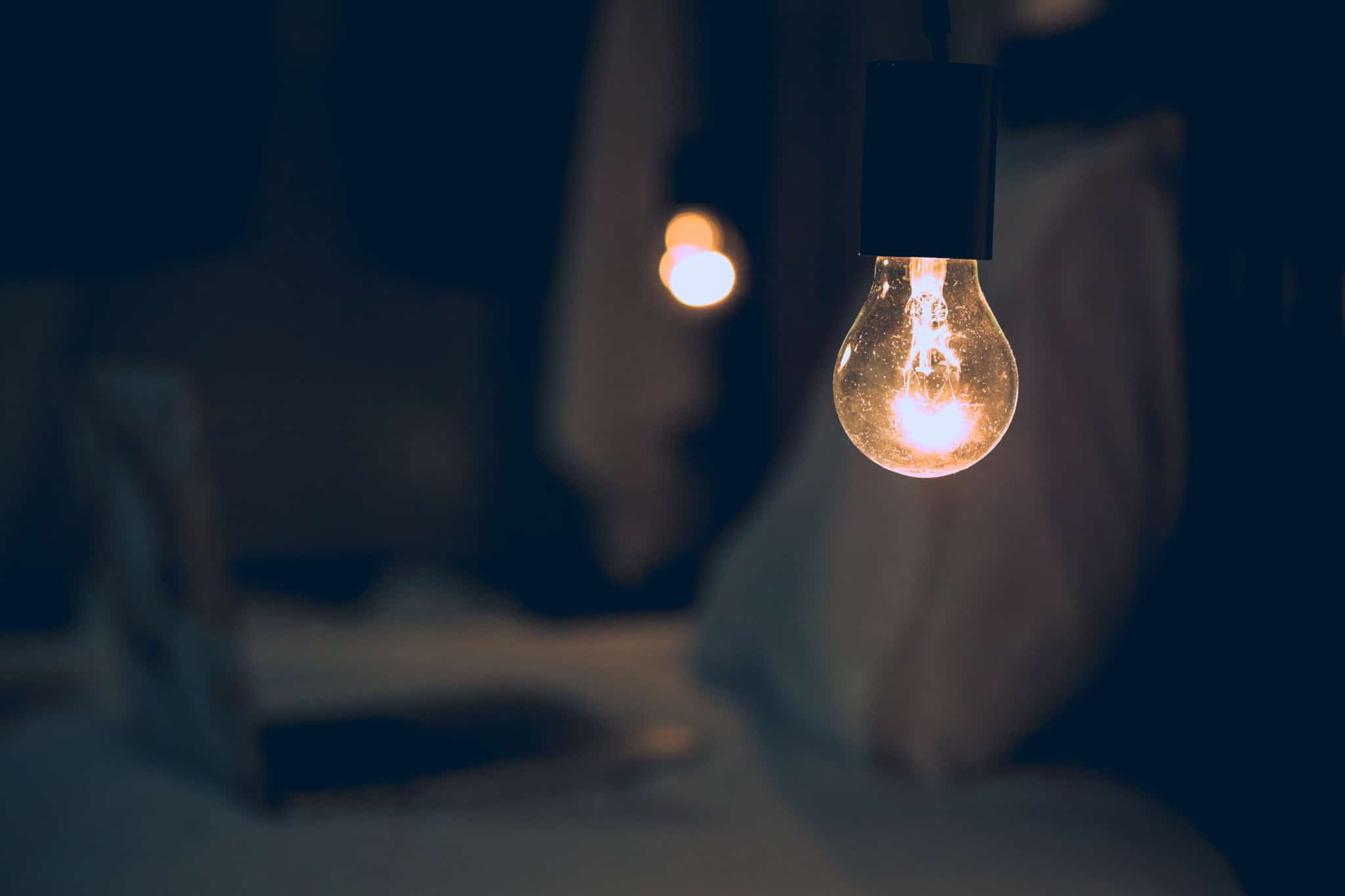 Lâmpadas com a luz acesa, penduradas no teto