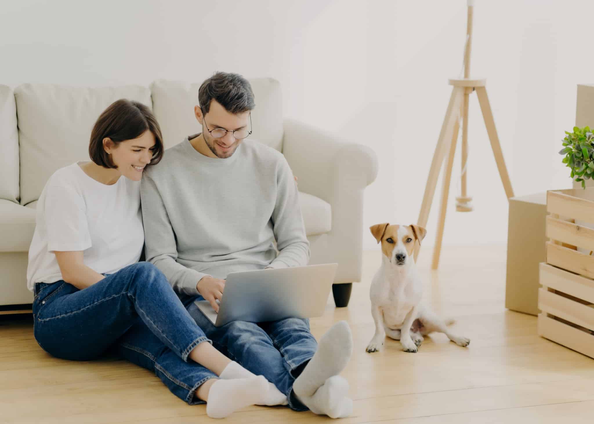 casal a escrever no computador