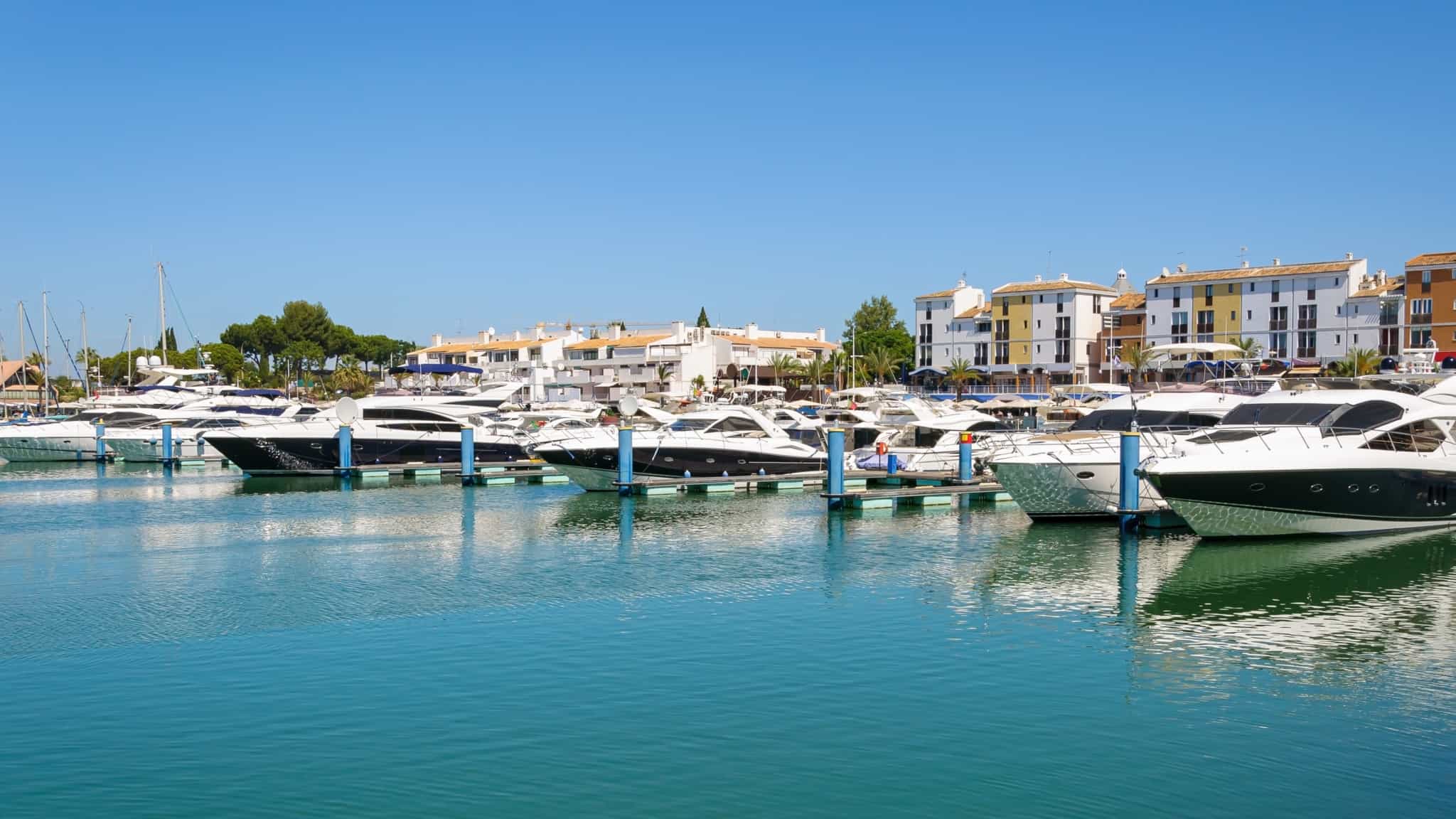 iates de luxo na marina de vilamoura