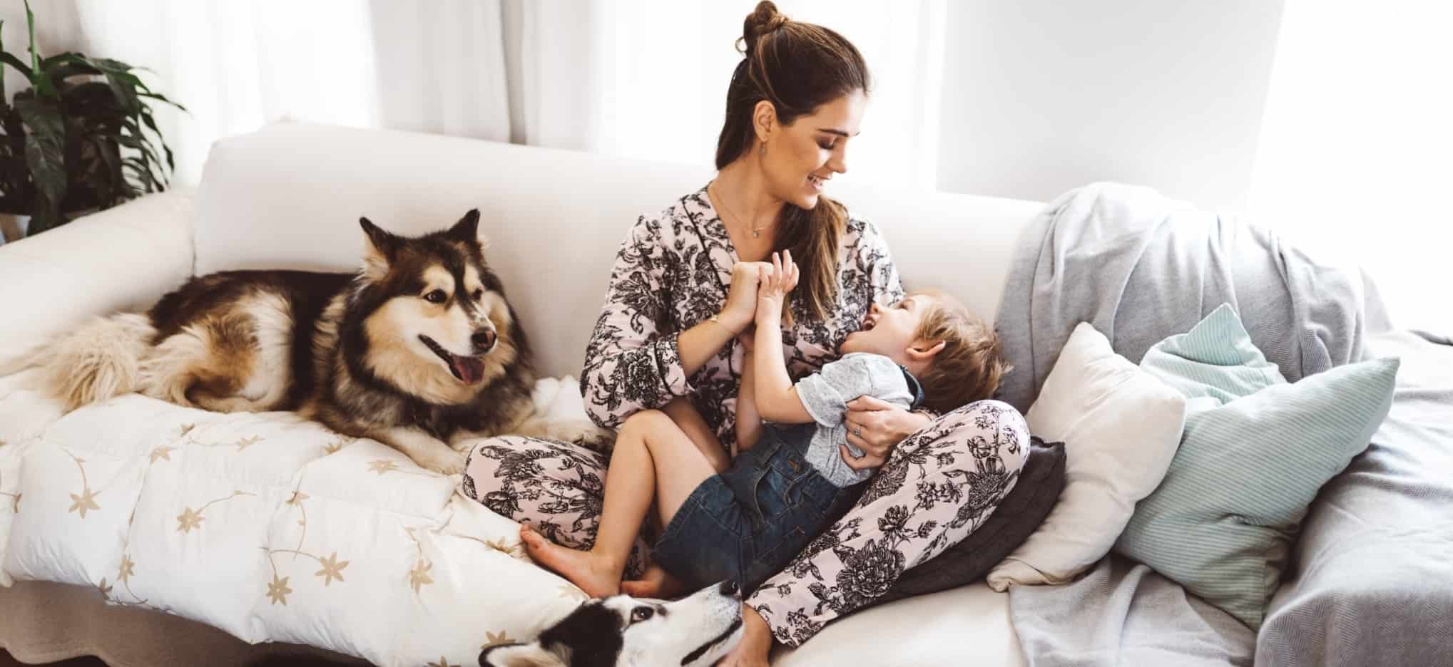 Mãe com filho e cães