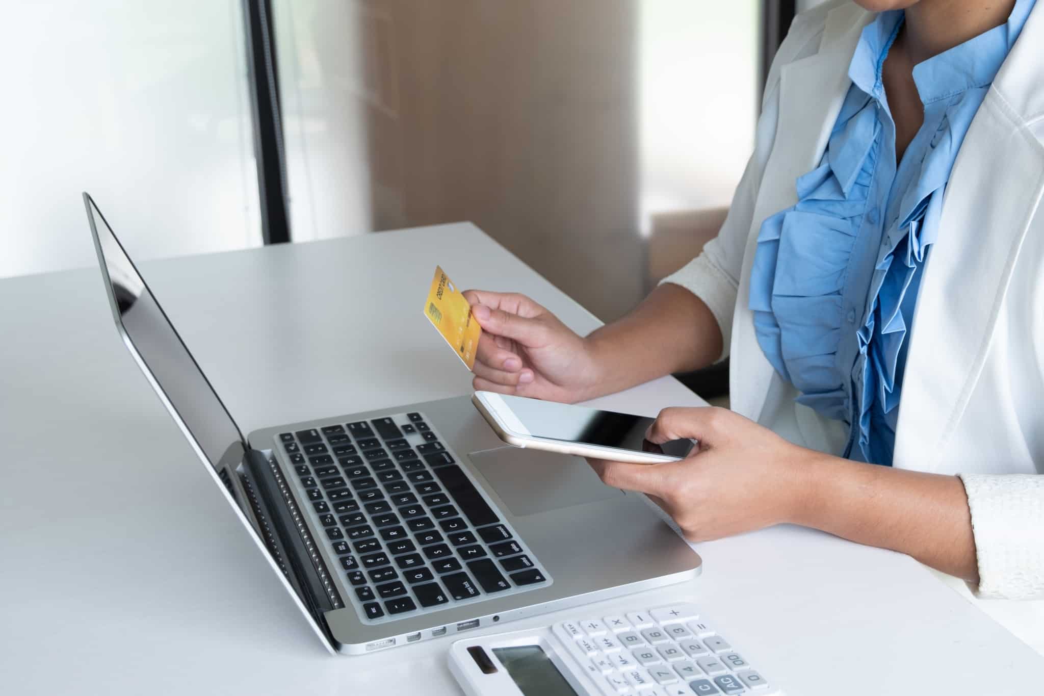 jovem mulher a comprar online