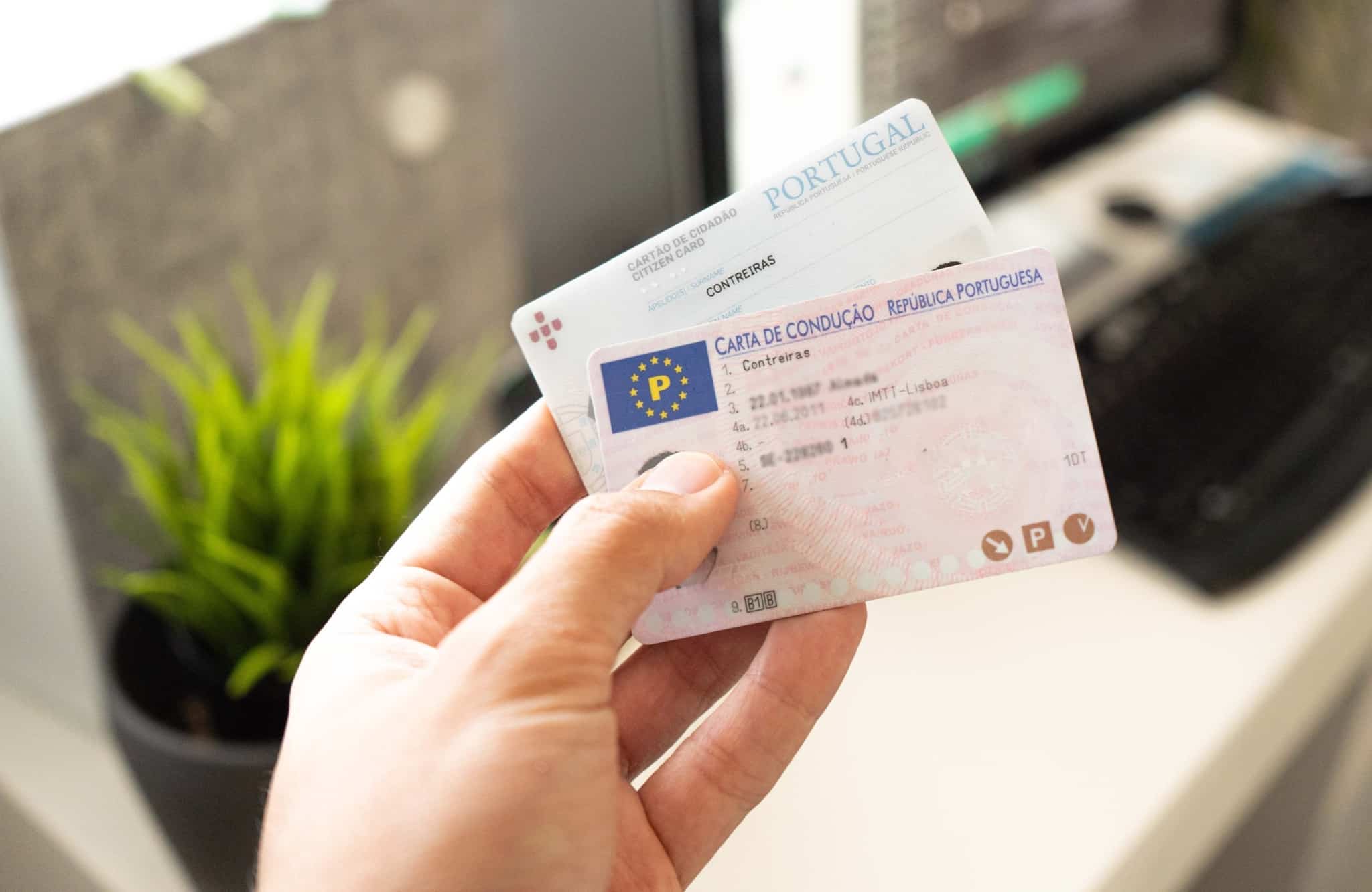 mão mostra em leque carta de condução e cart´~ao do cidadão, título que pode passar por revalidar