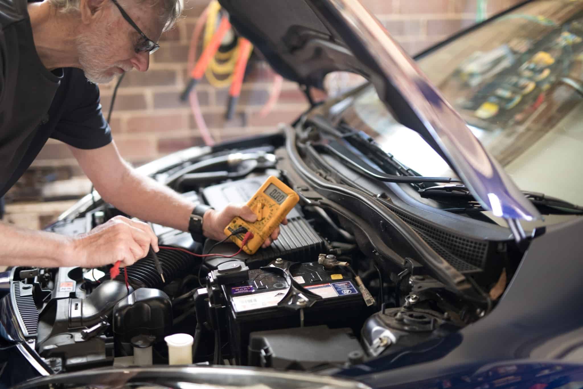 Mecânico revê o motor de um carro