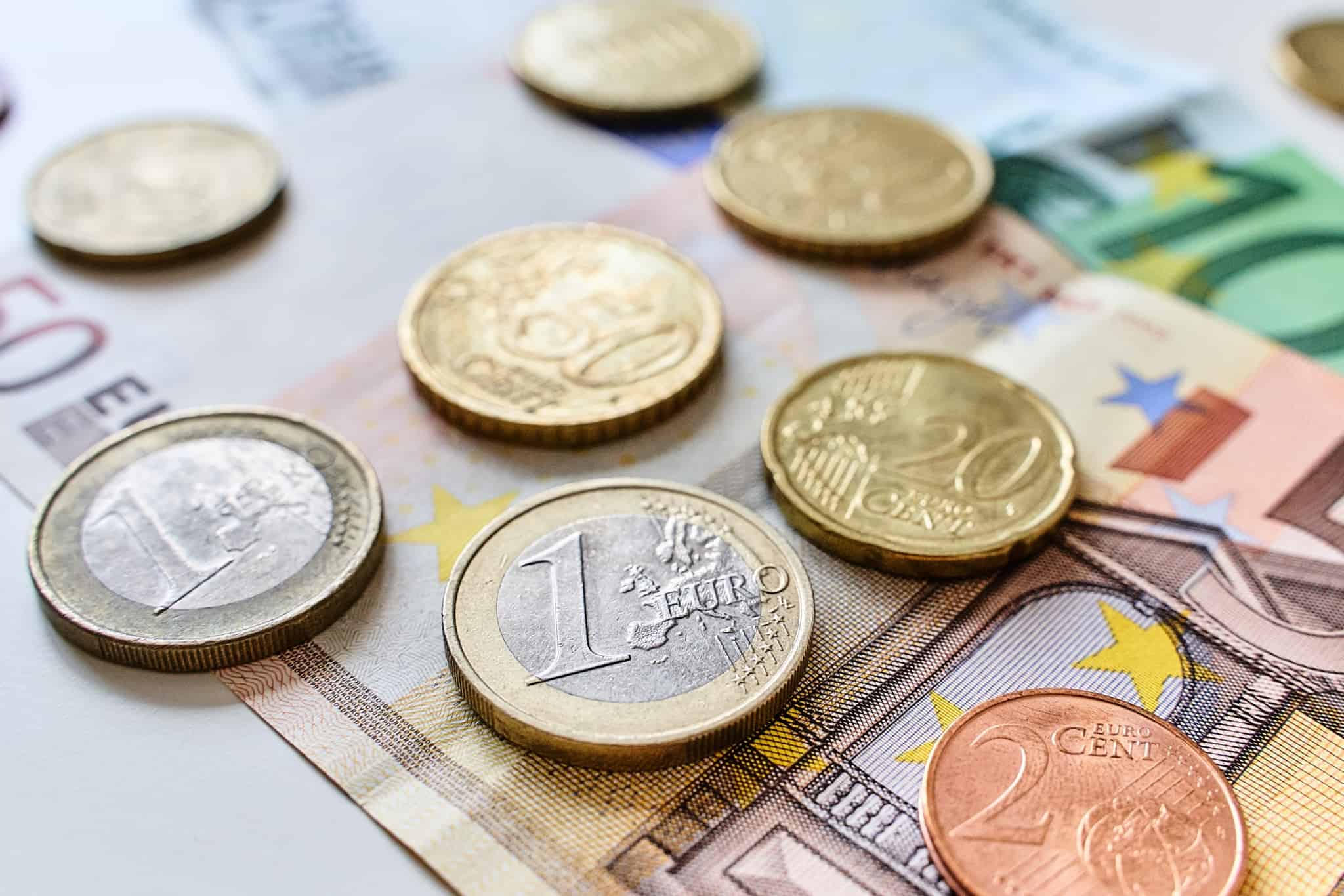 moedas de euro em cima de algumas notas de euro