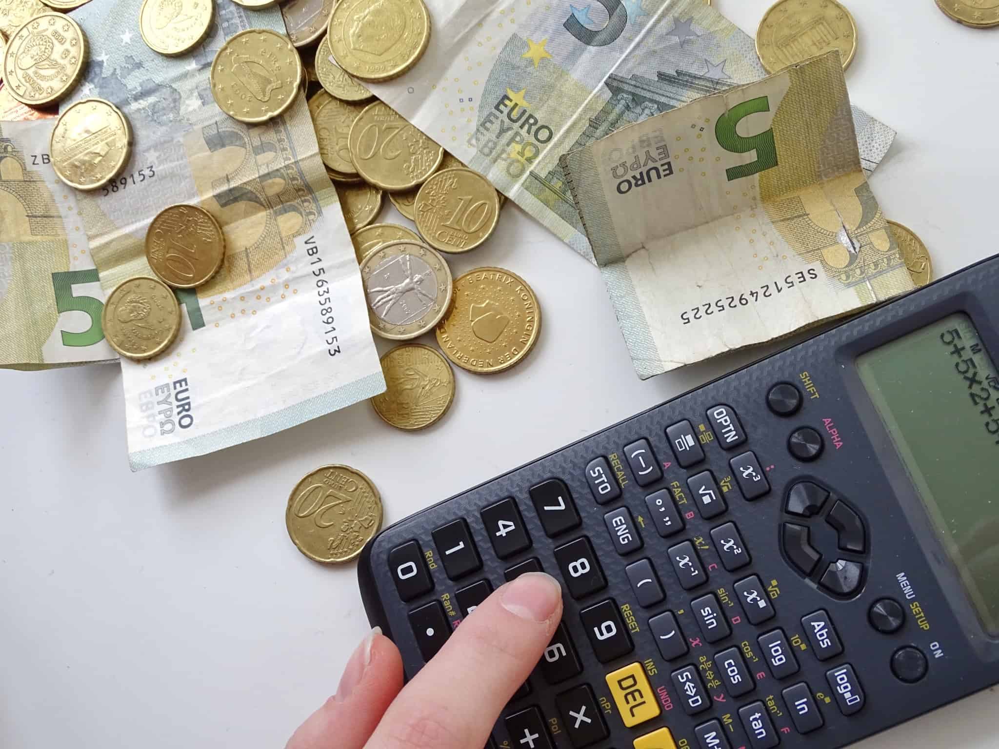 calculadora e dinheiro
