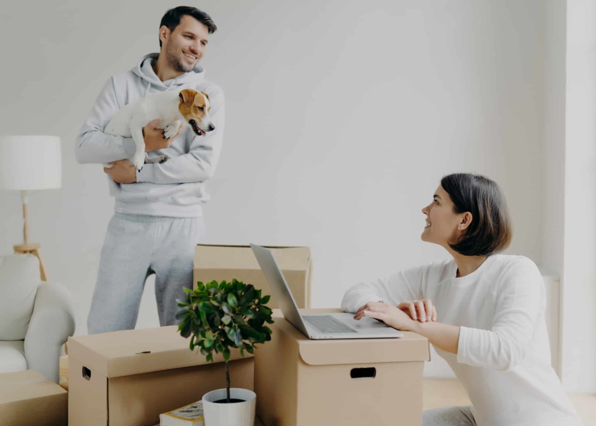 casal na mudança para a casa nova