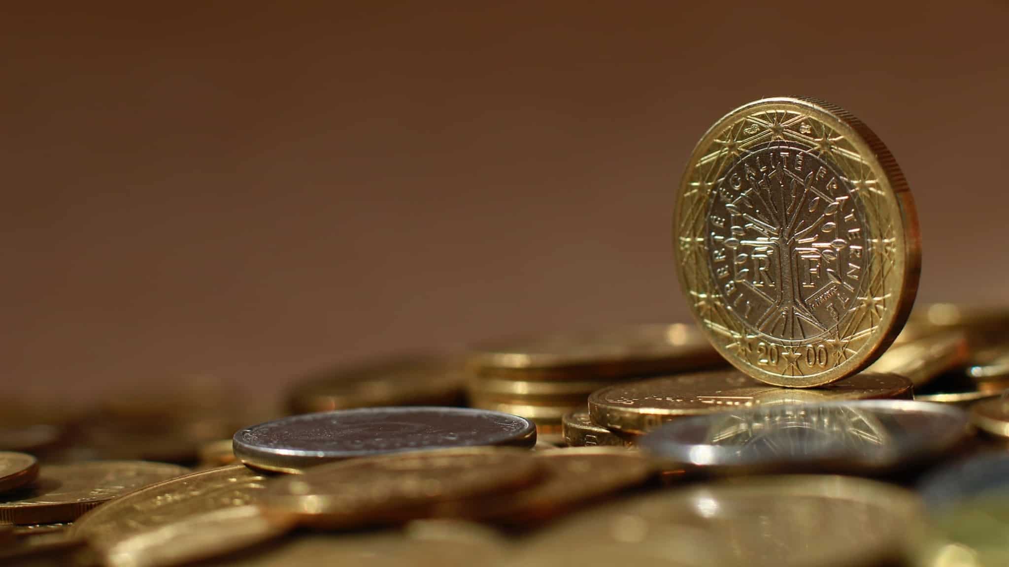 Várias moedas de euro espalhadas em cima de uma mesa