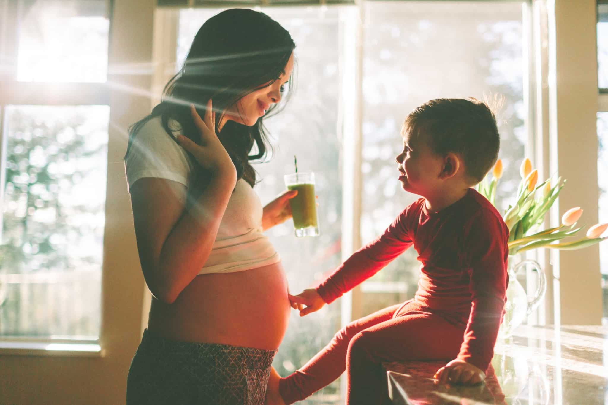 criança e mãe grávida