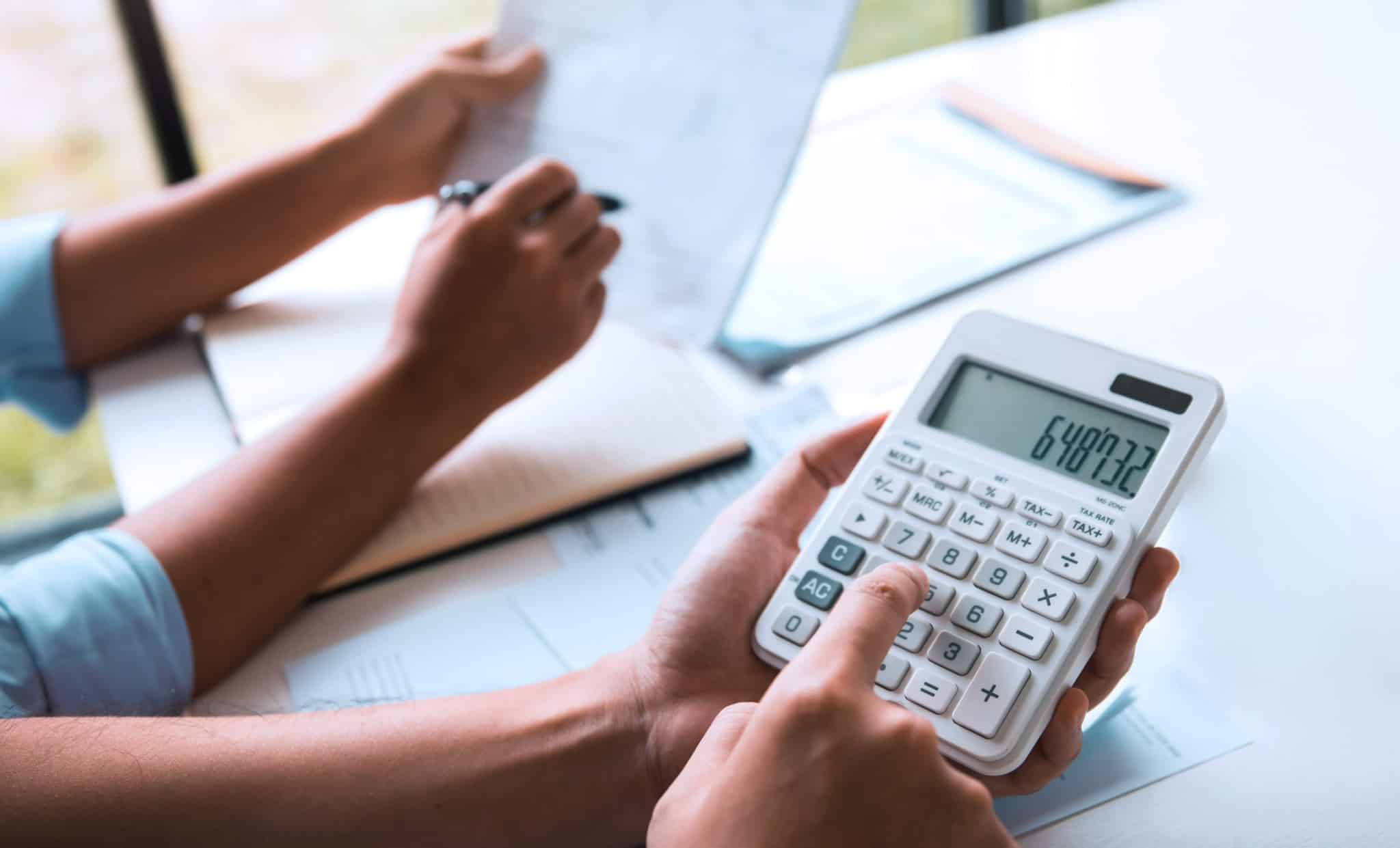família a fazer contas na calculadora