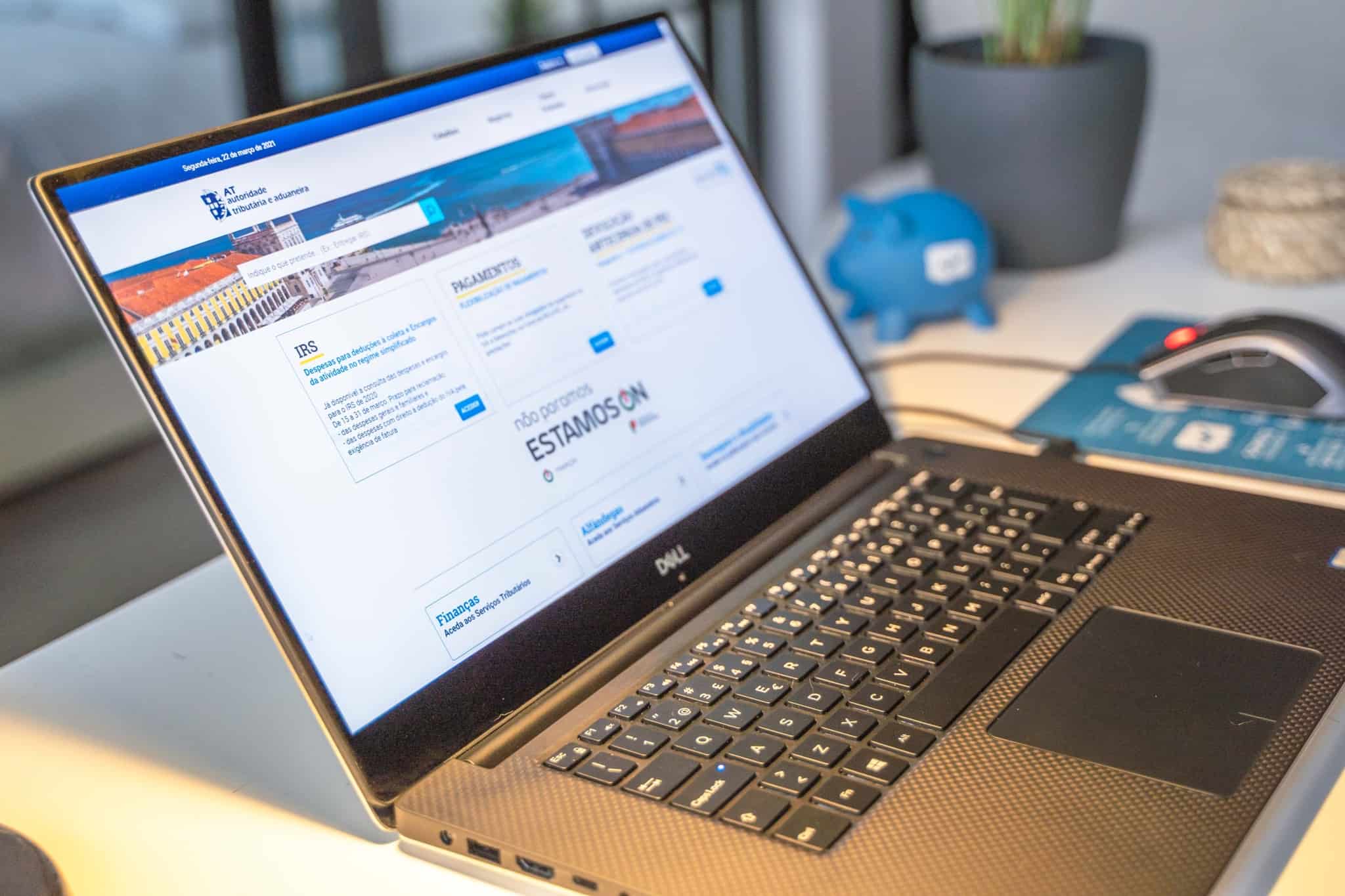 Portátil com a página do Portal das Finanças aberto