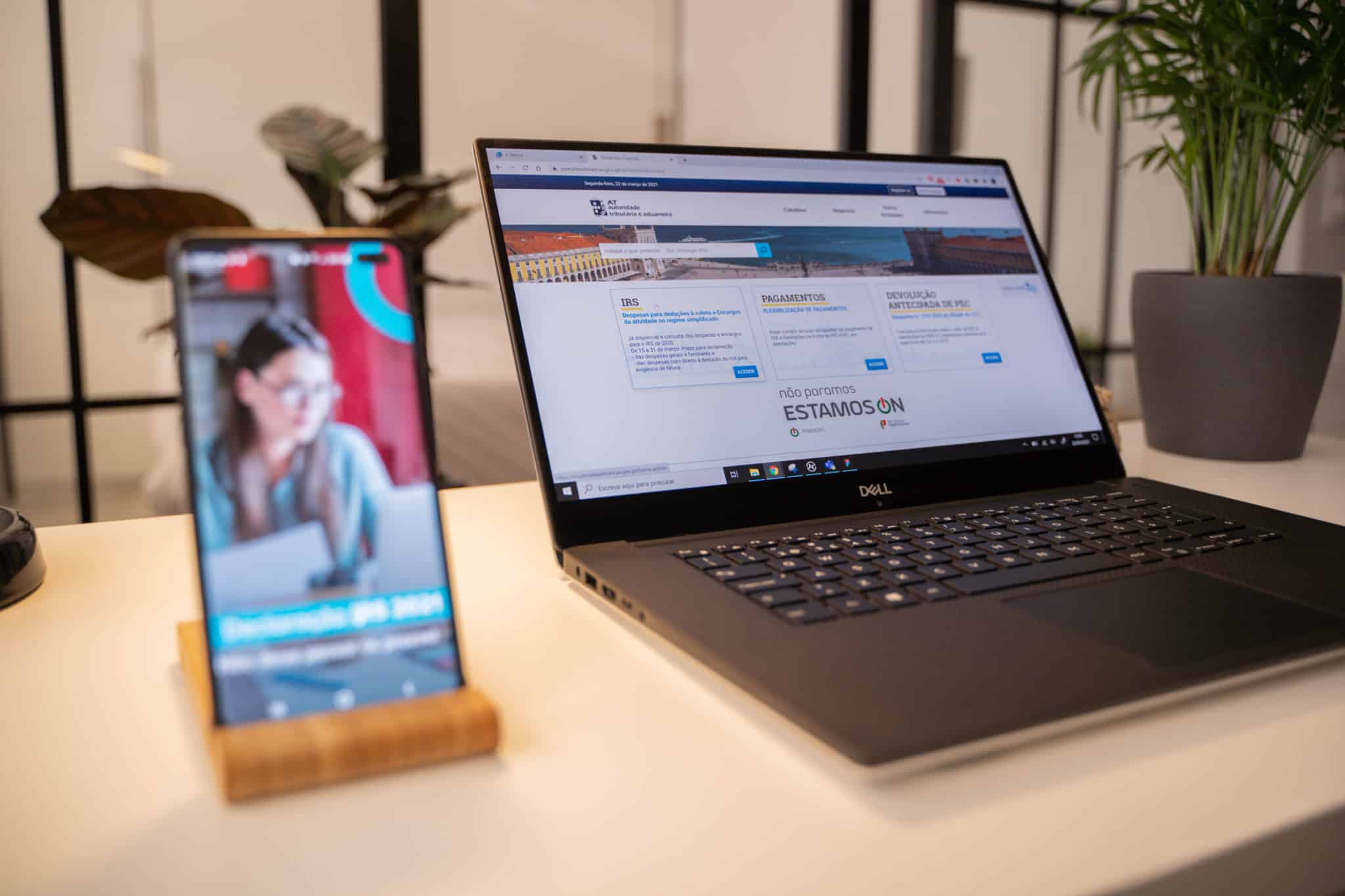 computador com a página do Portal das Finanças aberto para a entrega da declaração de IRS