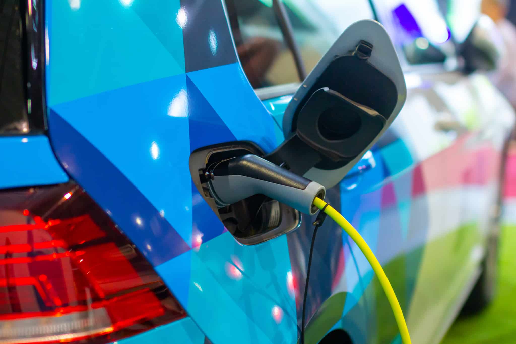 Carro elétrico está a ser recarregado