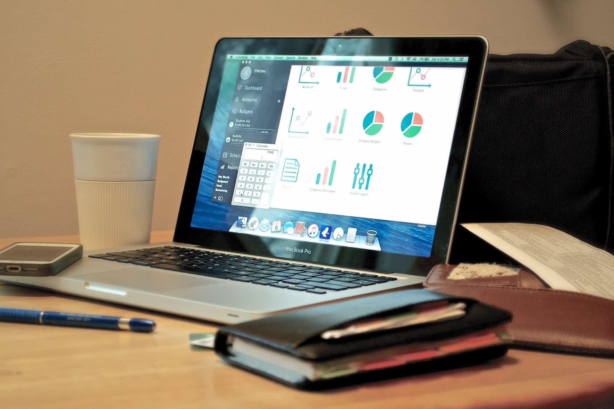 Computador com um documento com gráficos