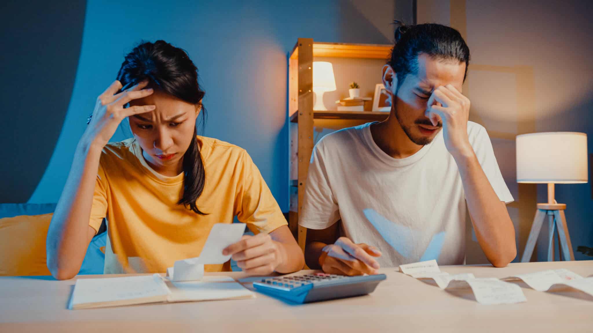 casal preocupado com as dívidas e despesas - sobreendividamento