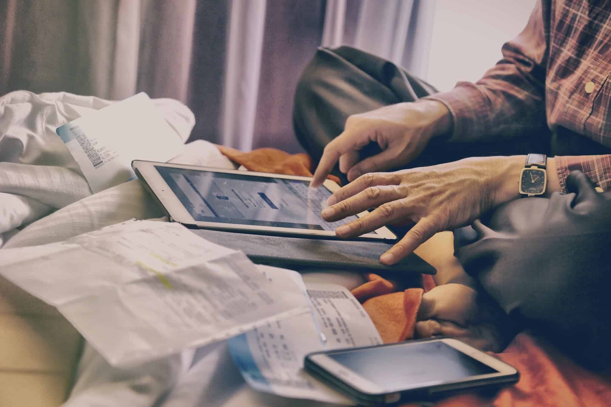 Homem consulta informação no seu tablet