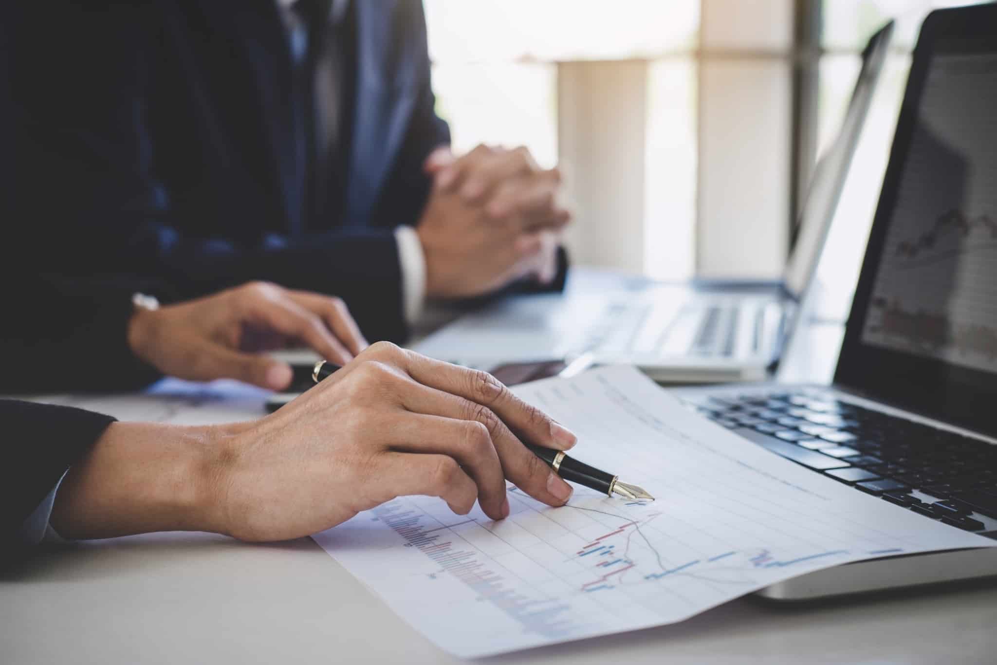 casal confirma evolução de uns investimentos através do computador