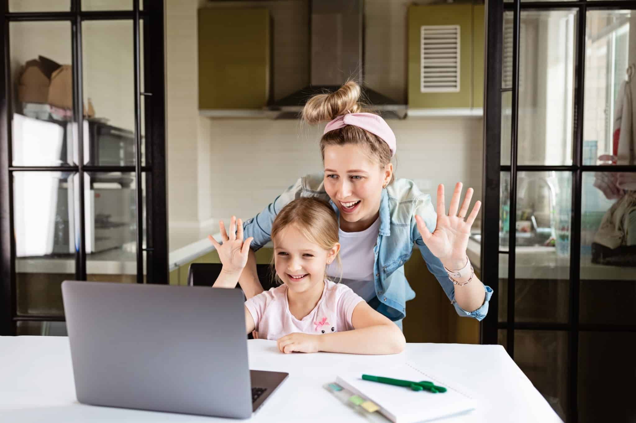 Mãe e filha numa videochamada