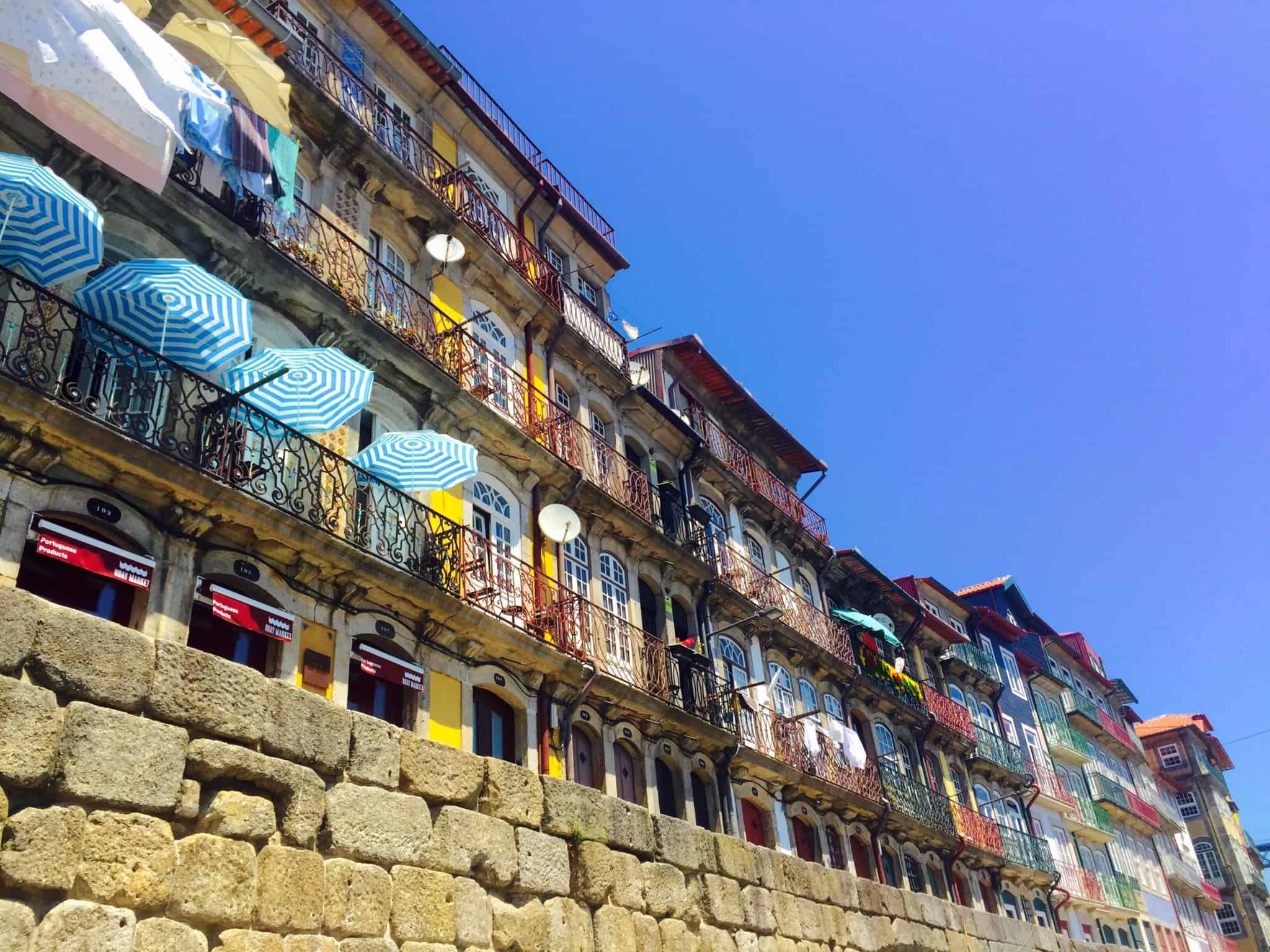 Fachada de casas na zona da Ribeira, no Porto