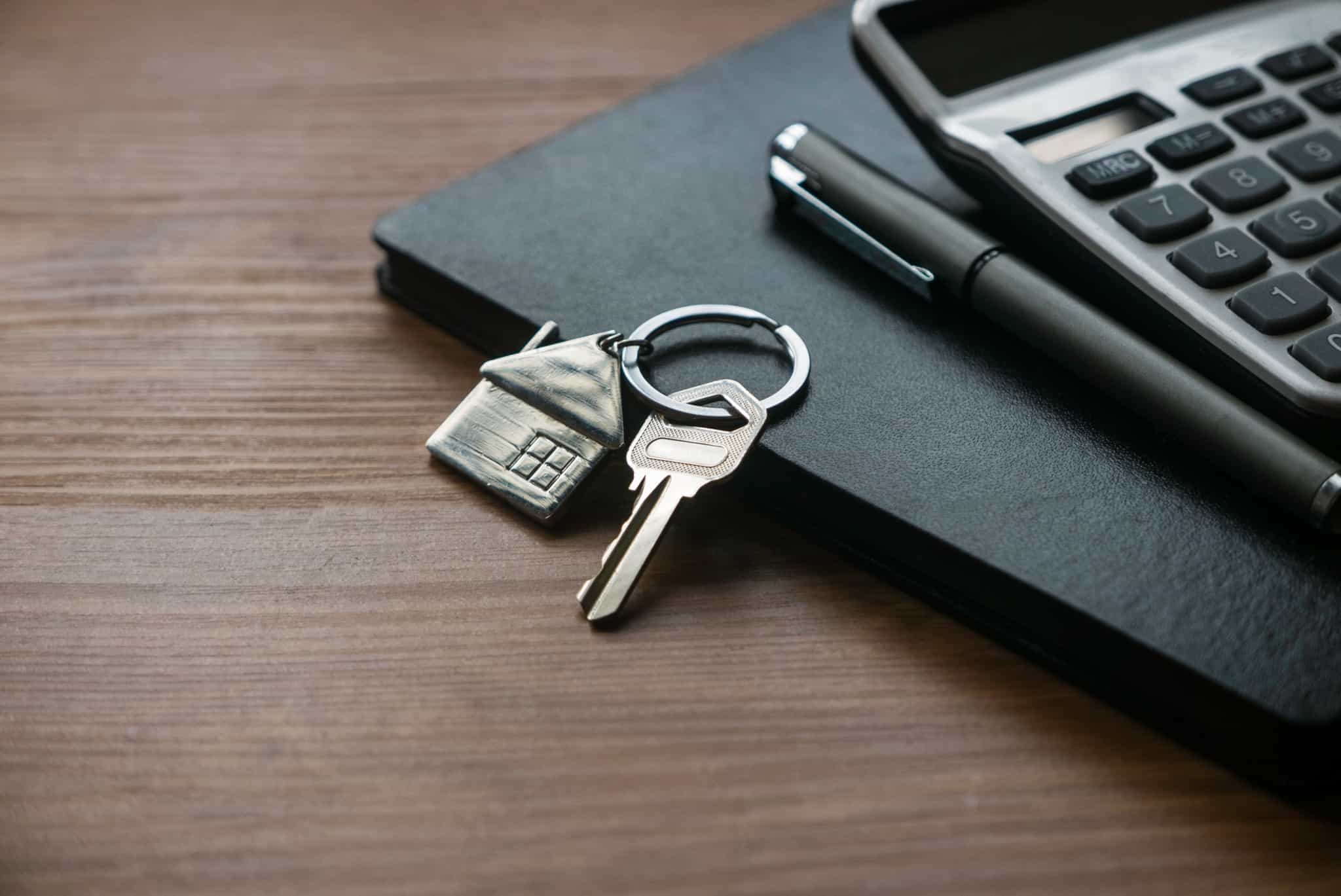 porta-chave em formato de casa, com uma chave acopolada