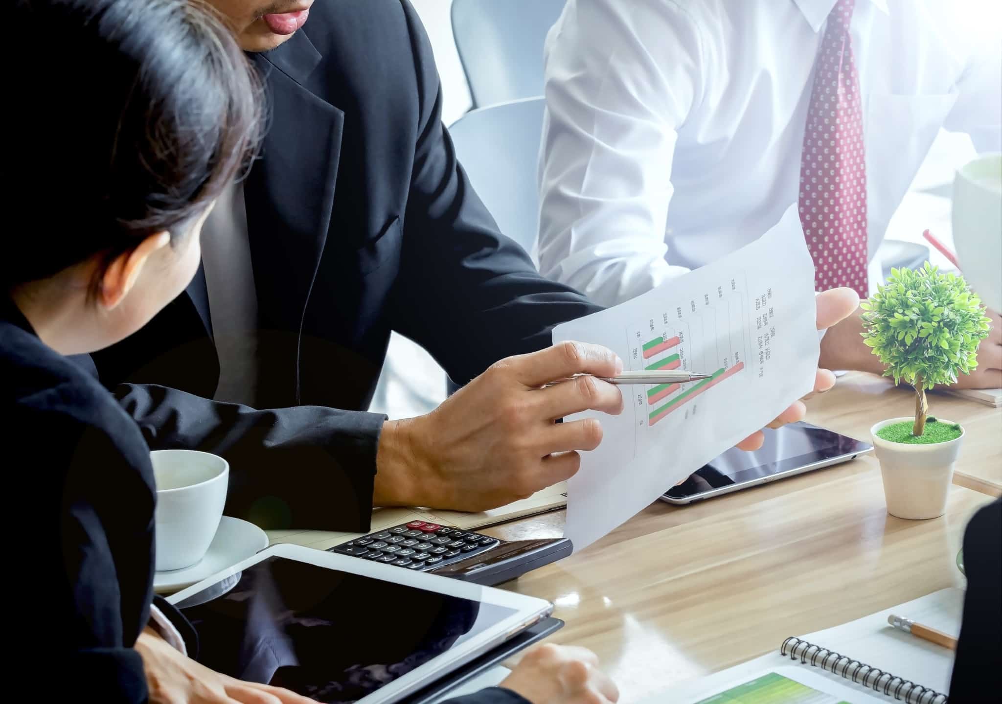 Empresário analisa documentos com uma colega
