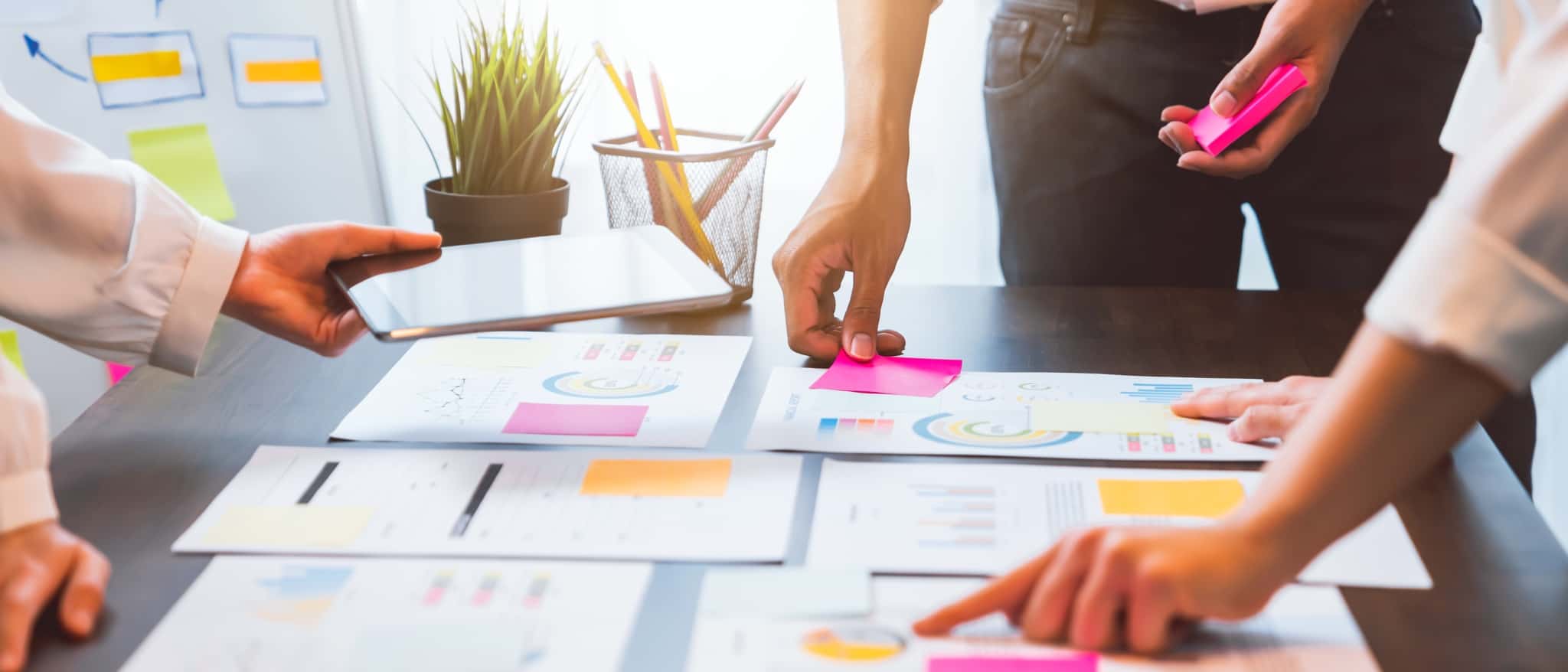 equipa estuda estratégia da empresa com apoio em gráficos e estudos