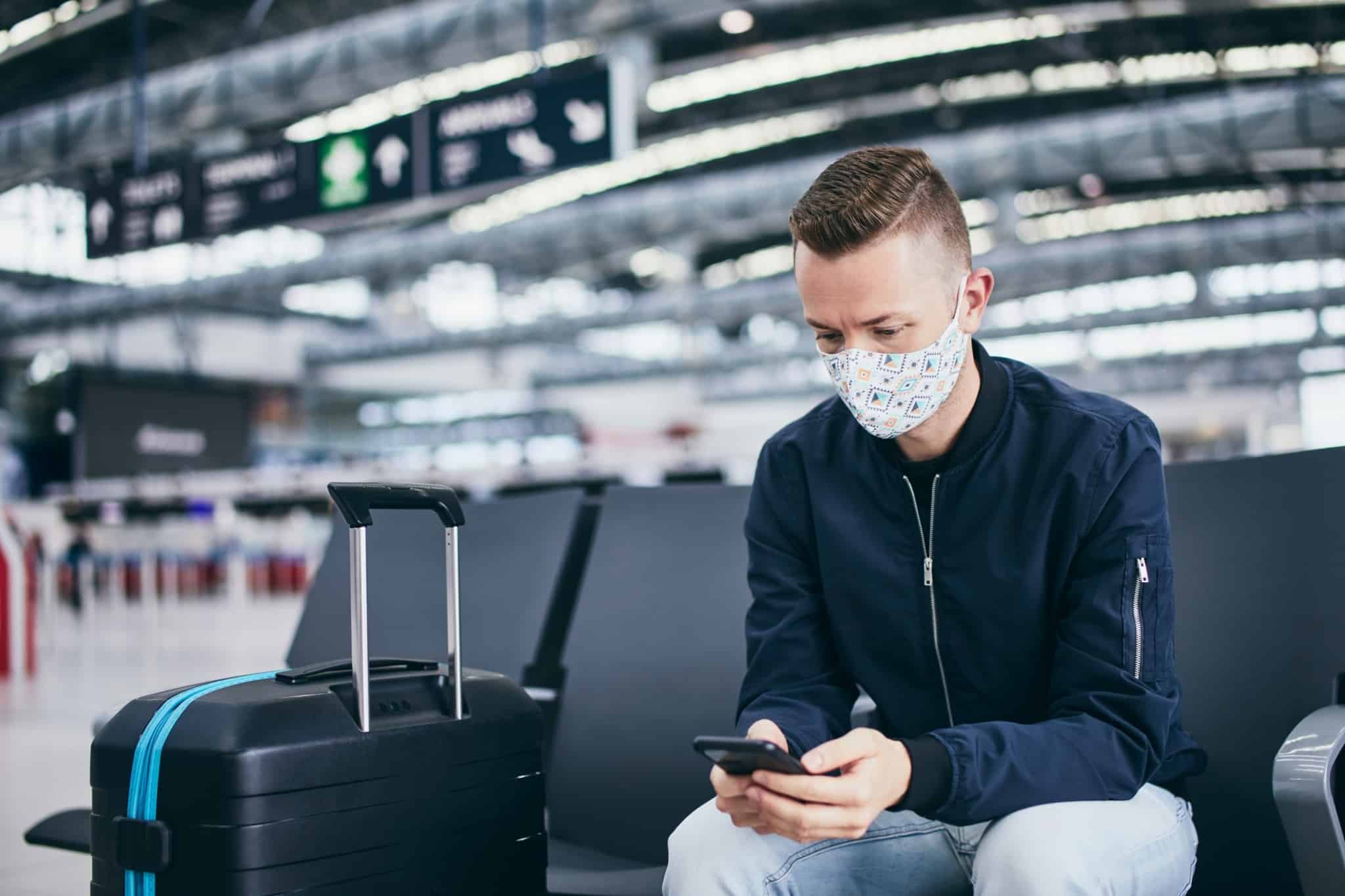Homem sentado no aeroporto à espera do seu voo