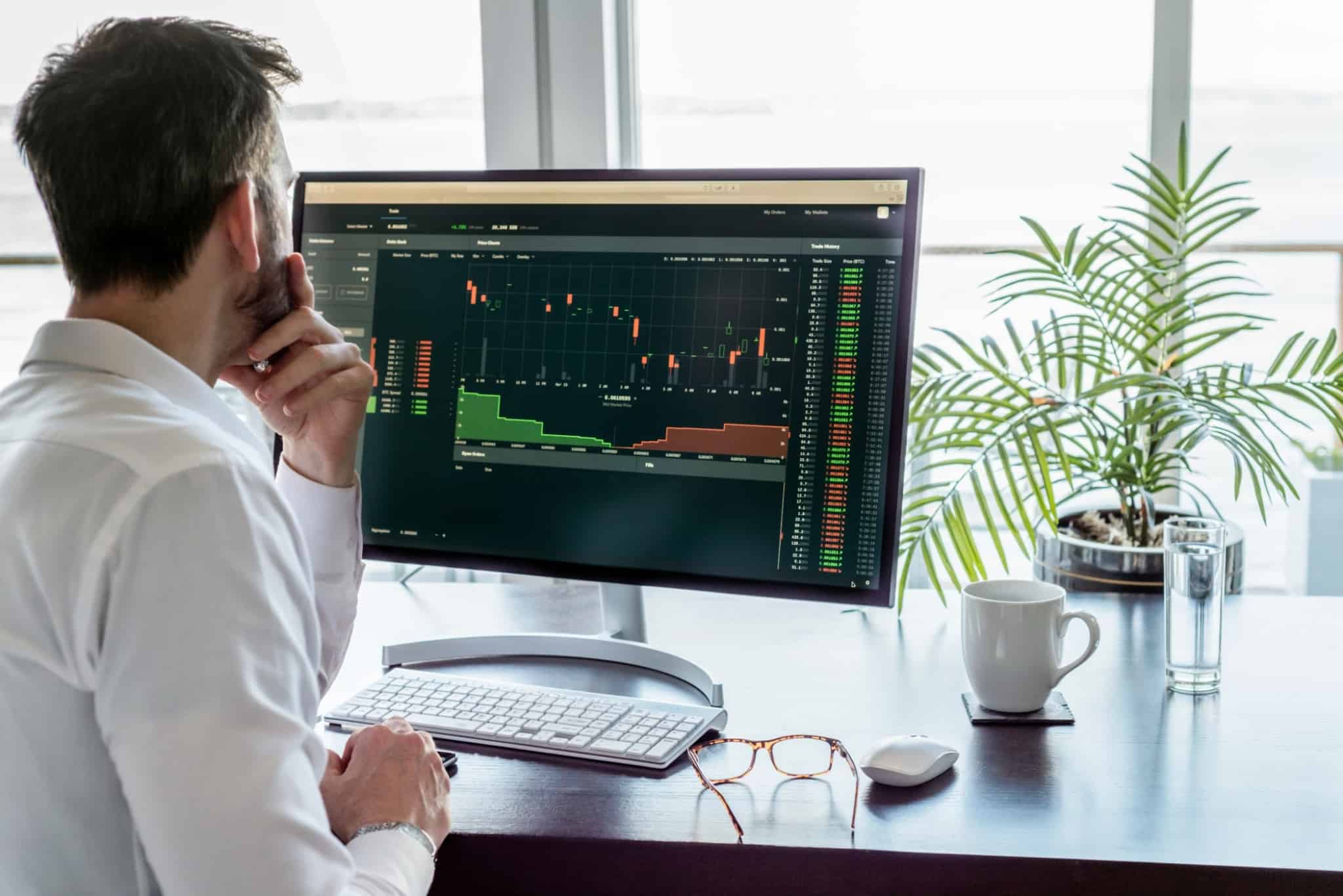 investidor observa ecrã para avaliar evolução dos seus investimentos
