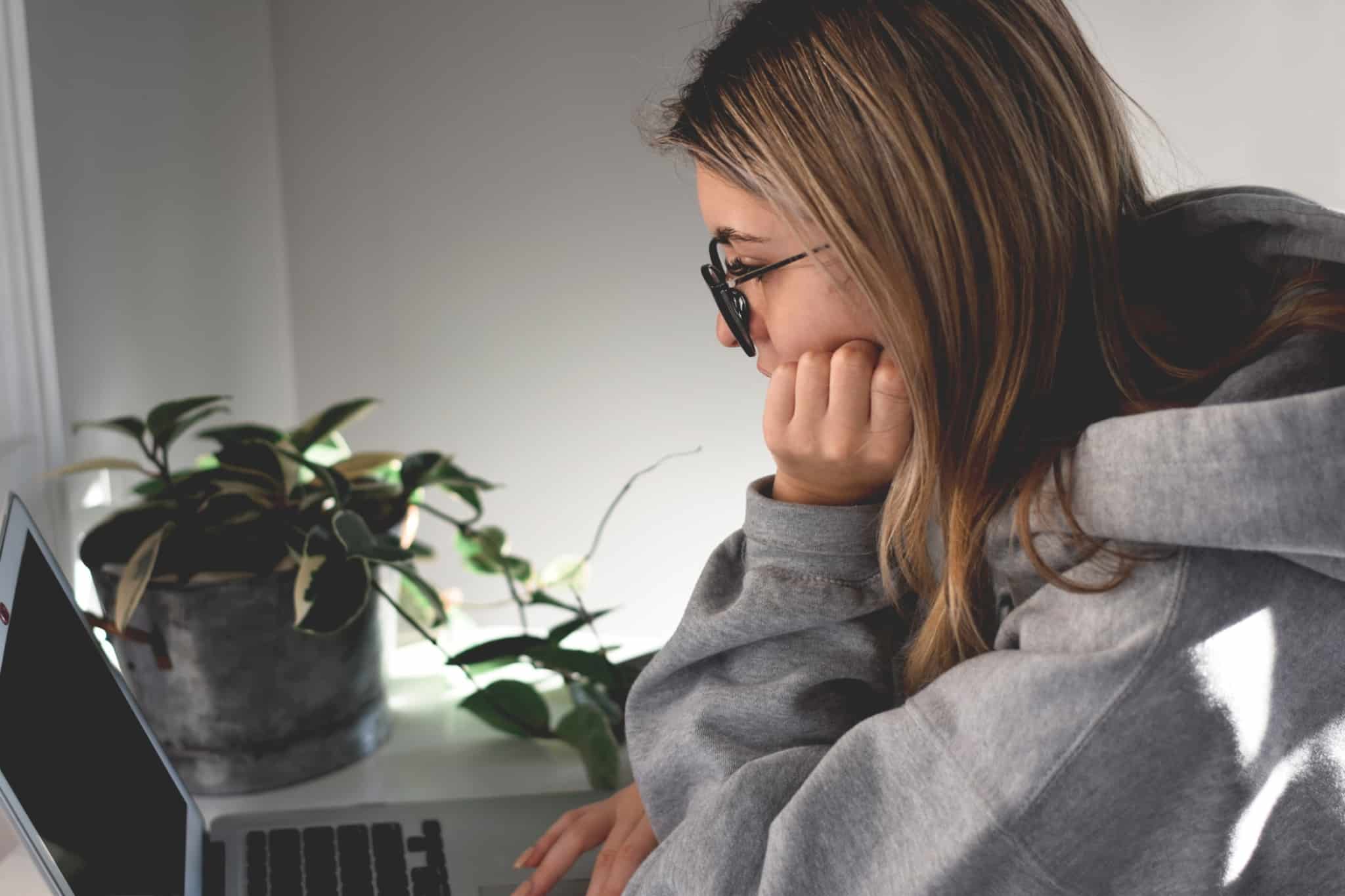 Jovem estudante estuda no seu quarto
